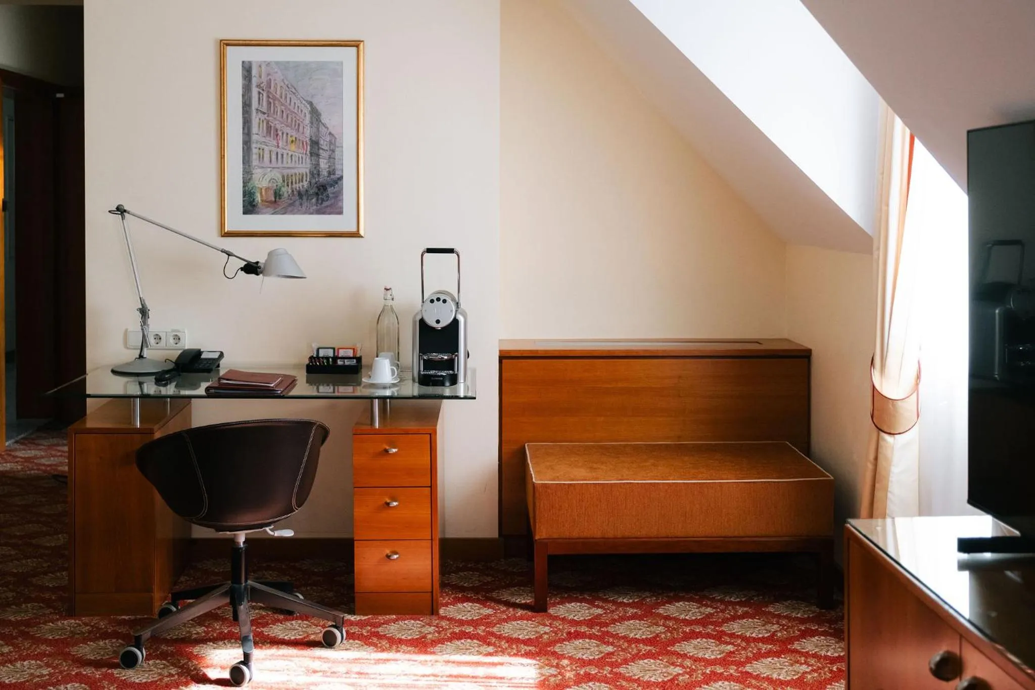 Photo of the whole room in Hotel Kaiserhof Wien