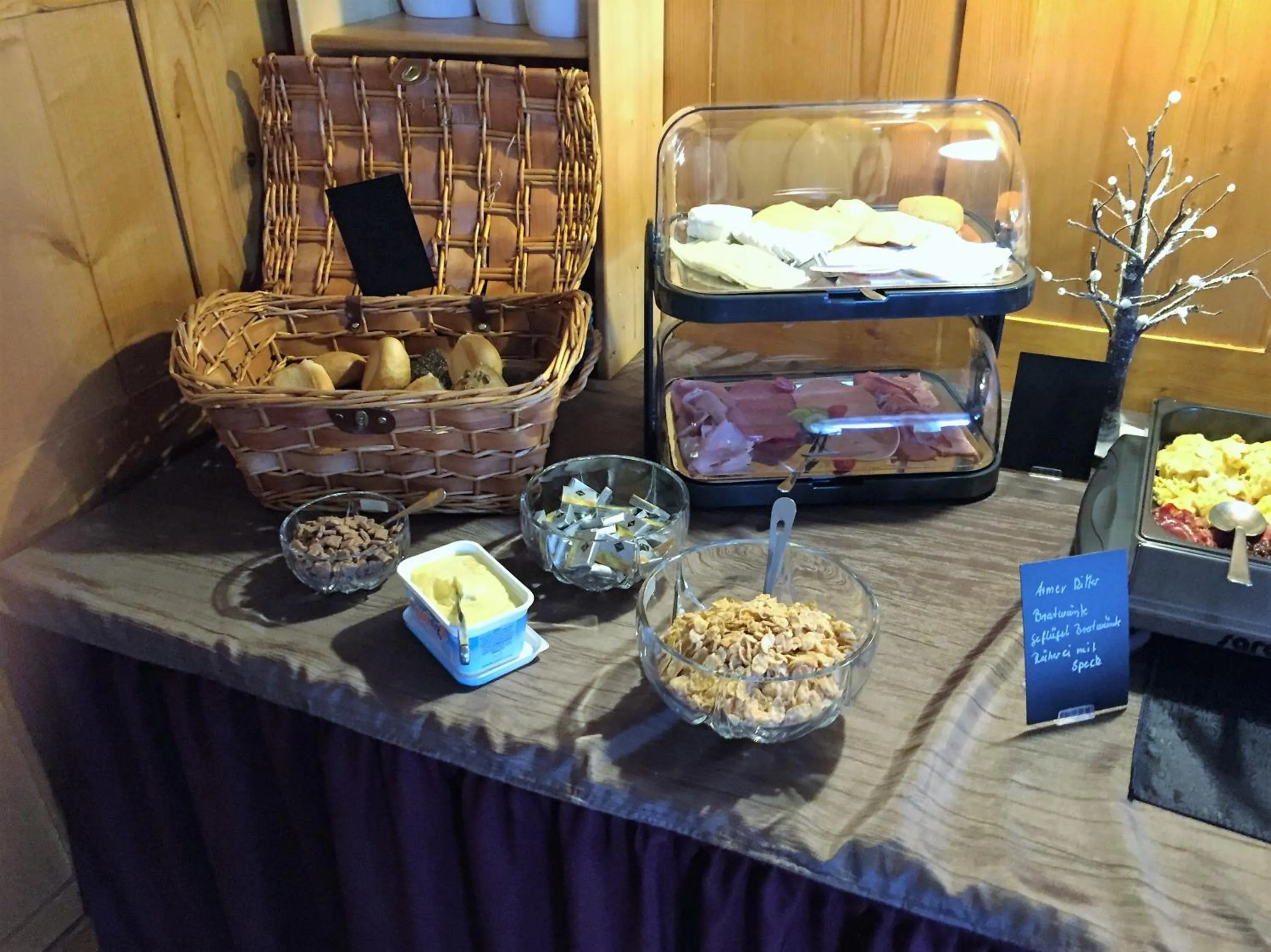 Buffet breakfast in Hotel-Pension Teutonia