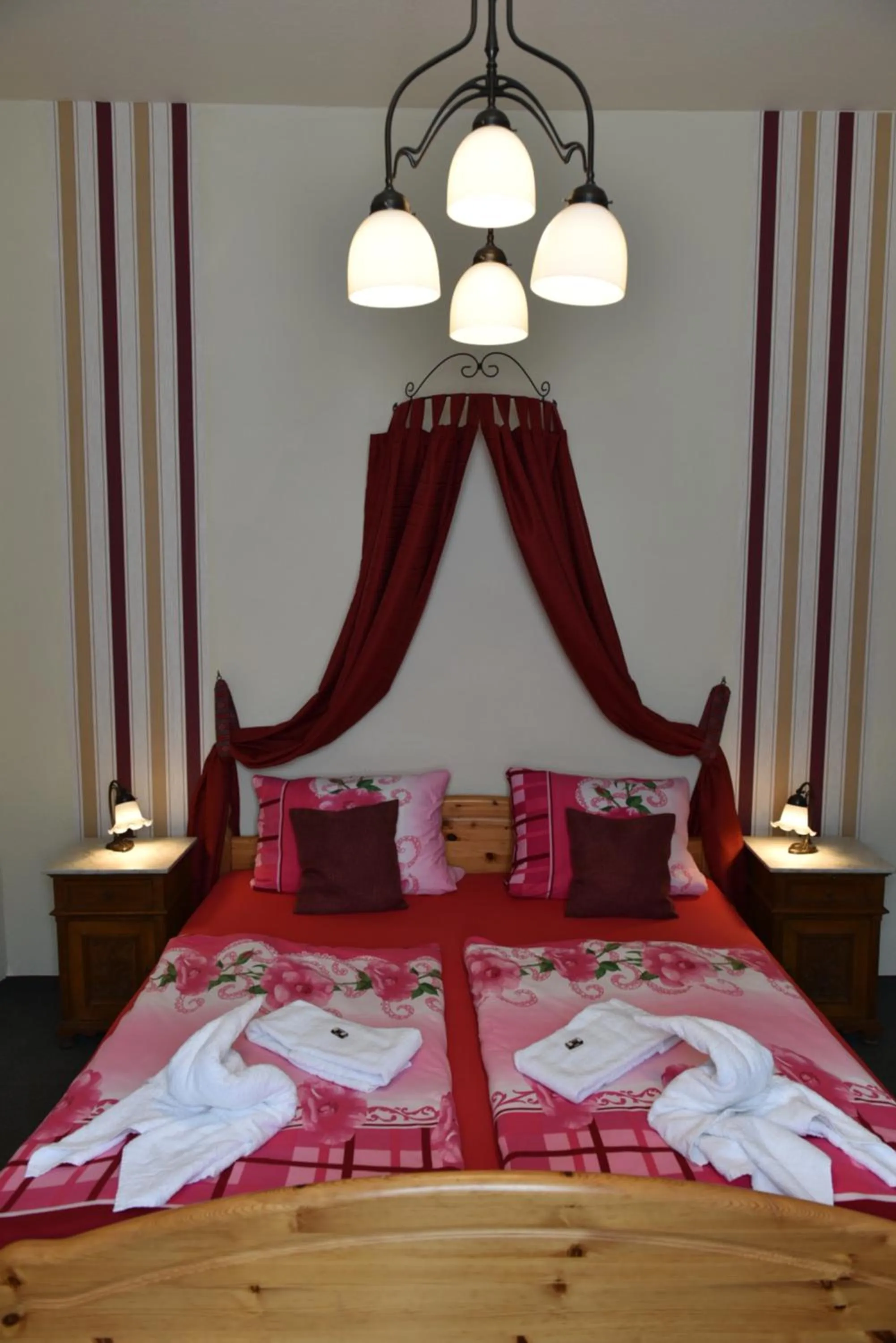 Photo of the whole room, Bed in Hotel-Pension Teutonia