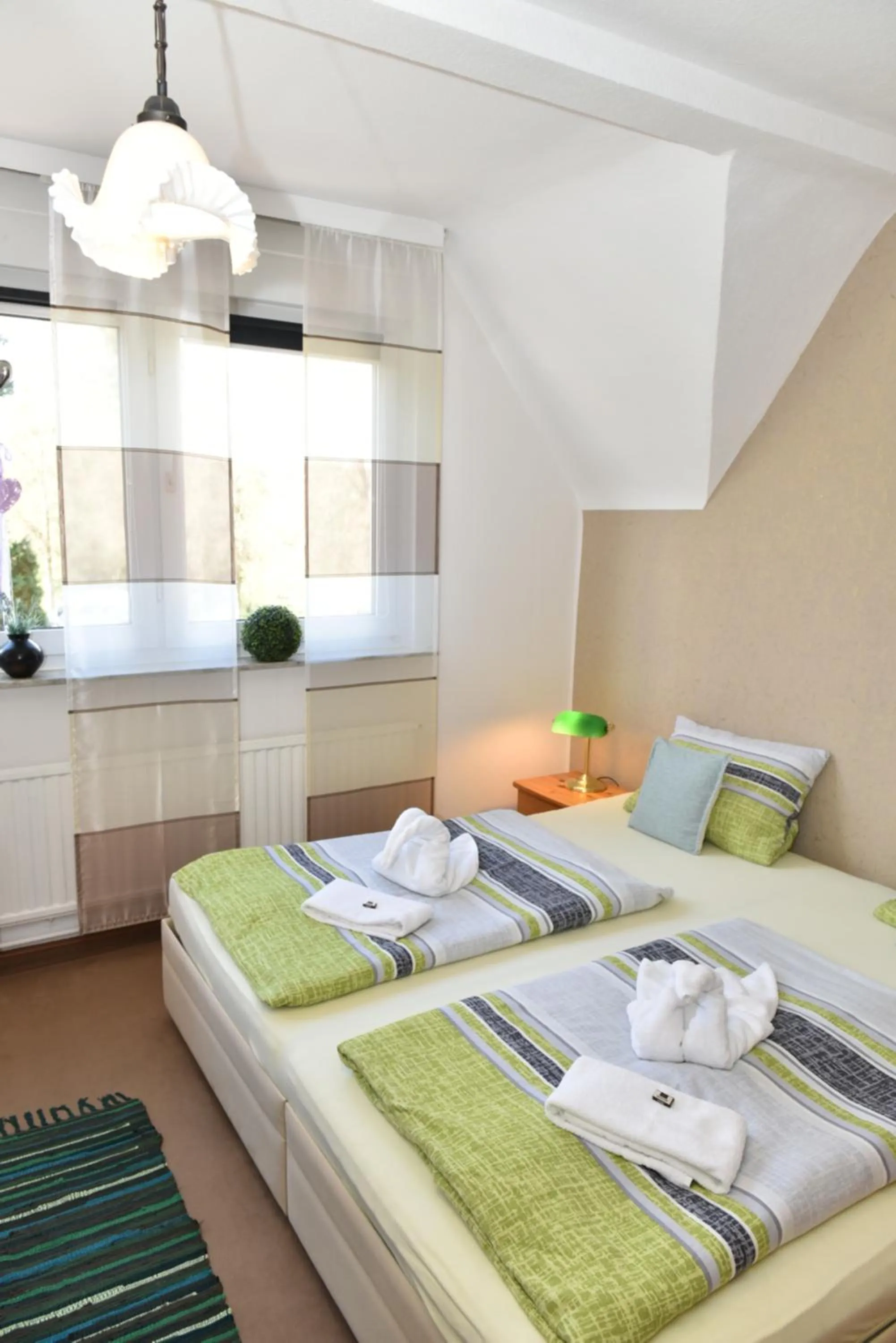 Photo of the whole room, Bed in Hotel-Pension Teutonia