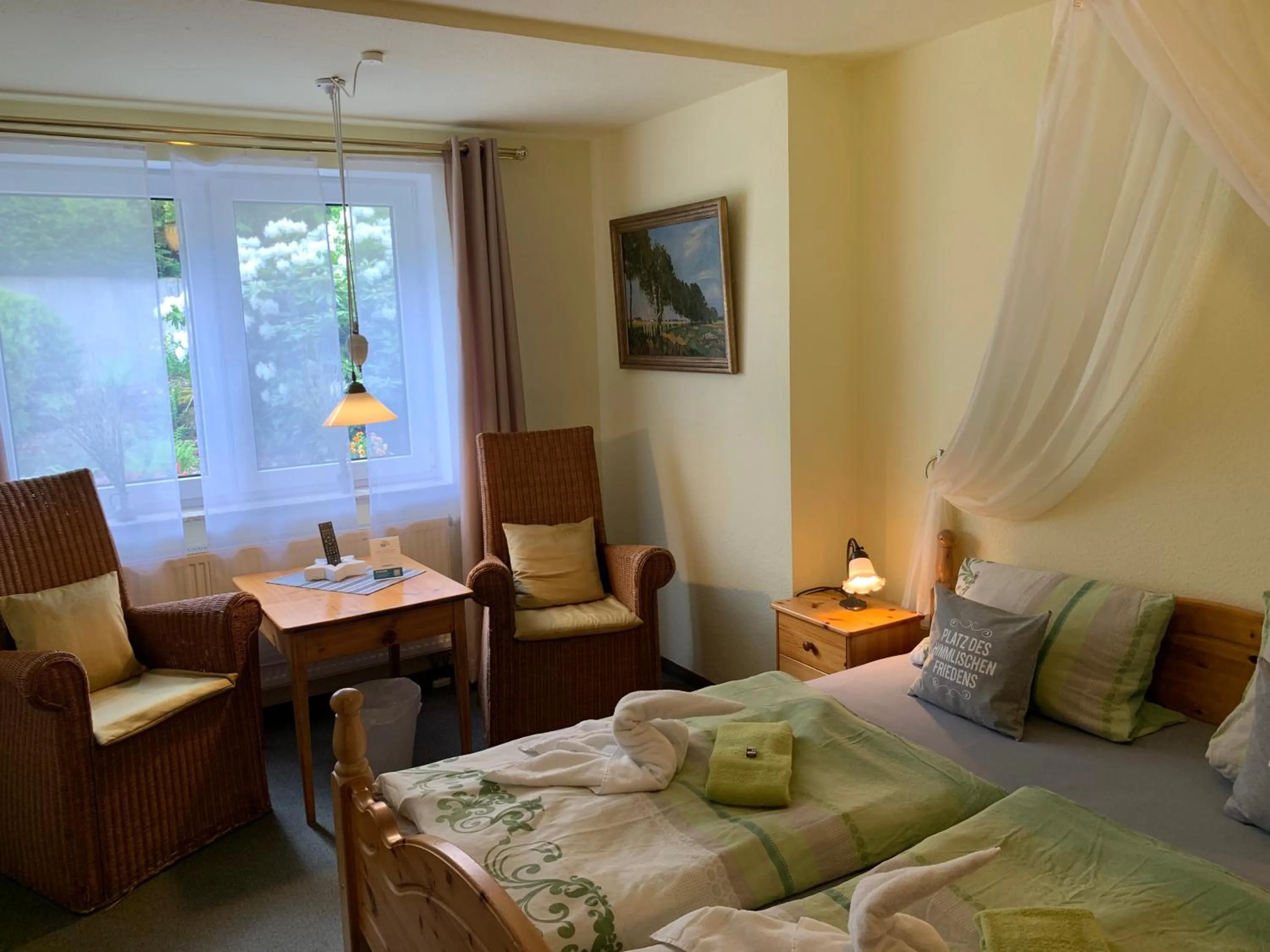 Photo of the whole room, Bed in Hotel-Pension Teutonia