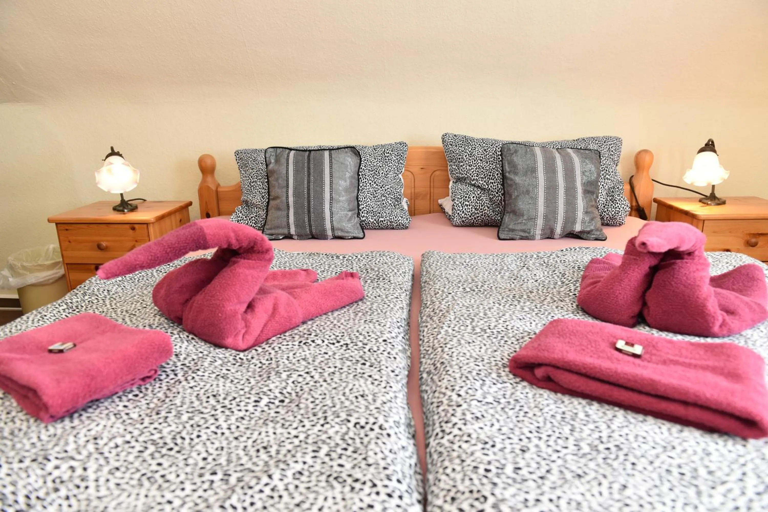 Photo of the whole room, Bed in Hotel-Pension Teutonia