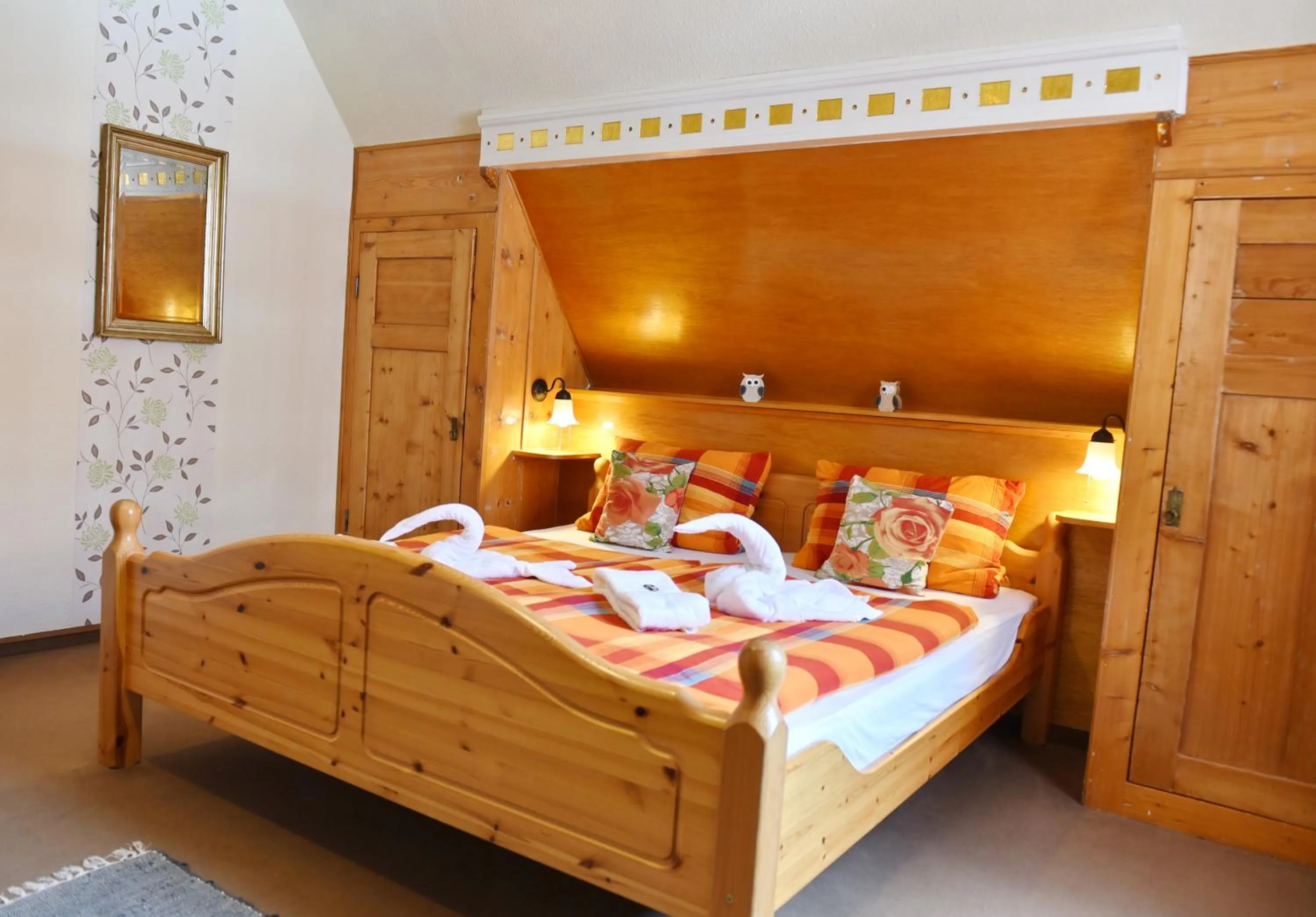 Photo of the whole room, Bed in Hotel-Pension Teutonia