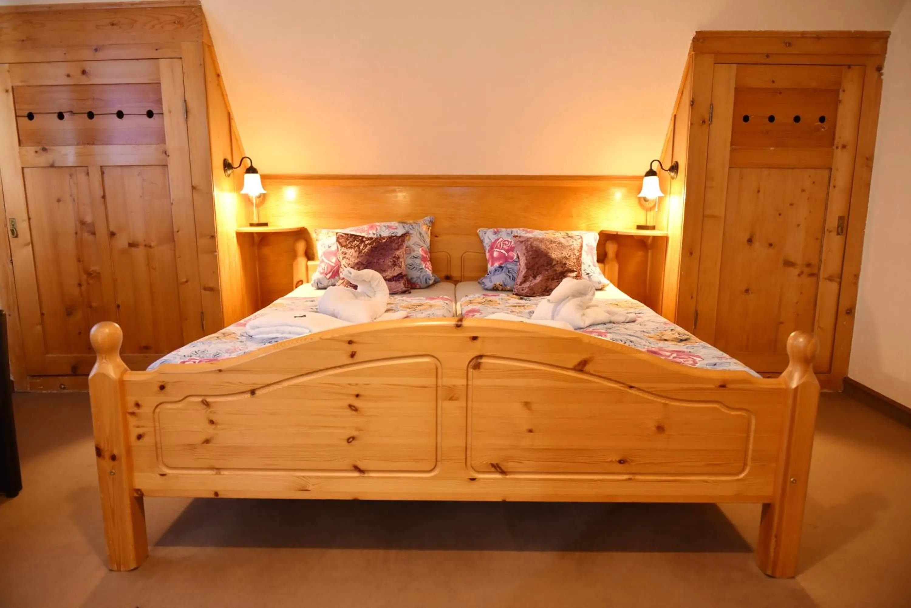 Photo of the whole room, Bed in Hotel-Pension Teutonia