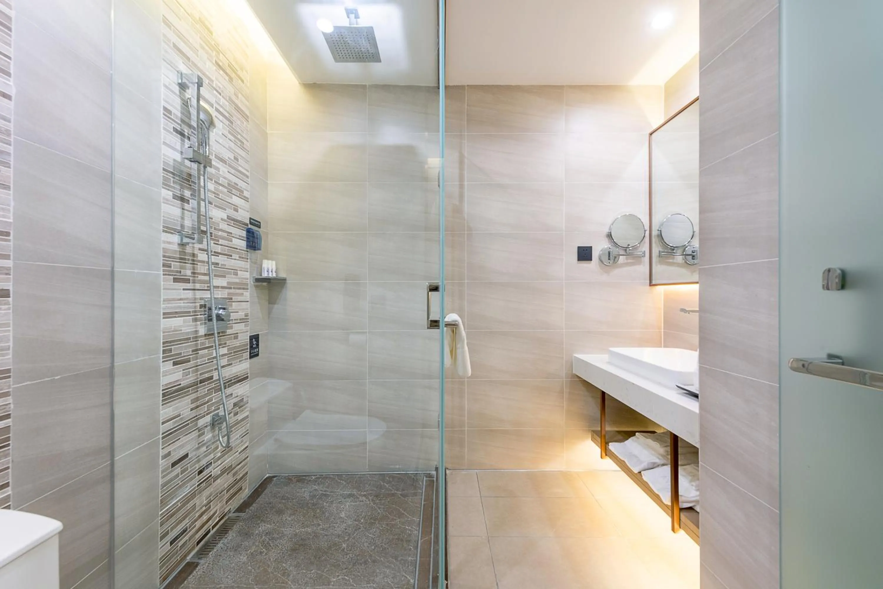 Bathroom in Lavande Hotel Shenzhen Baoan International Convention and Exhibition Center