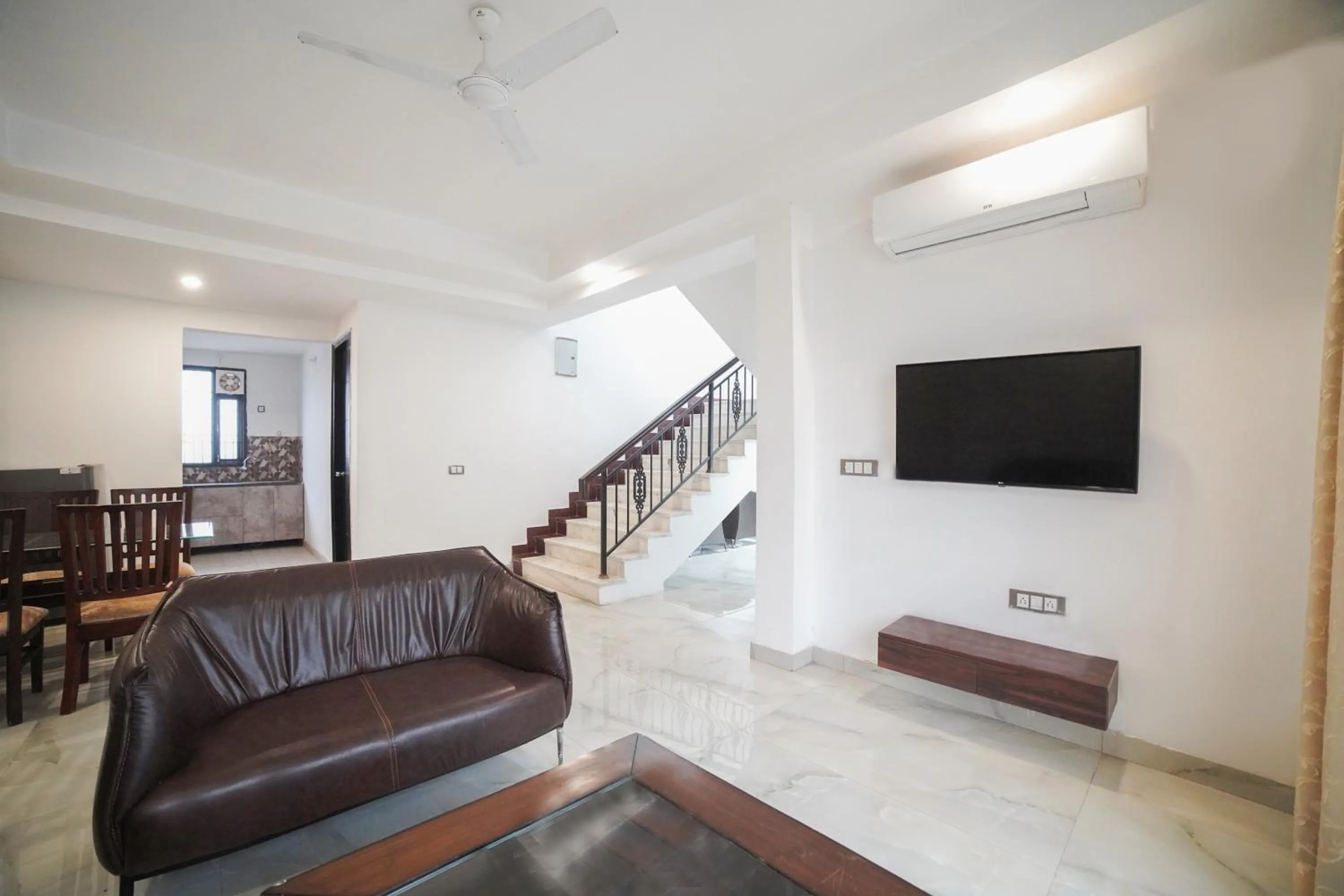 TV and multimedia in Country Inn Vrindavan