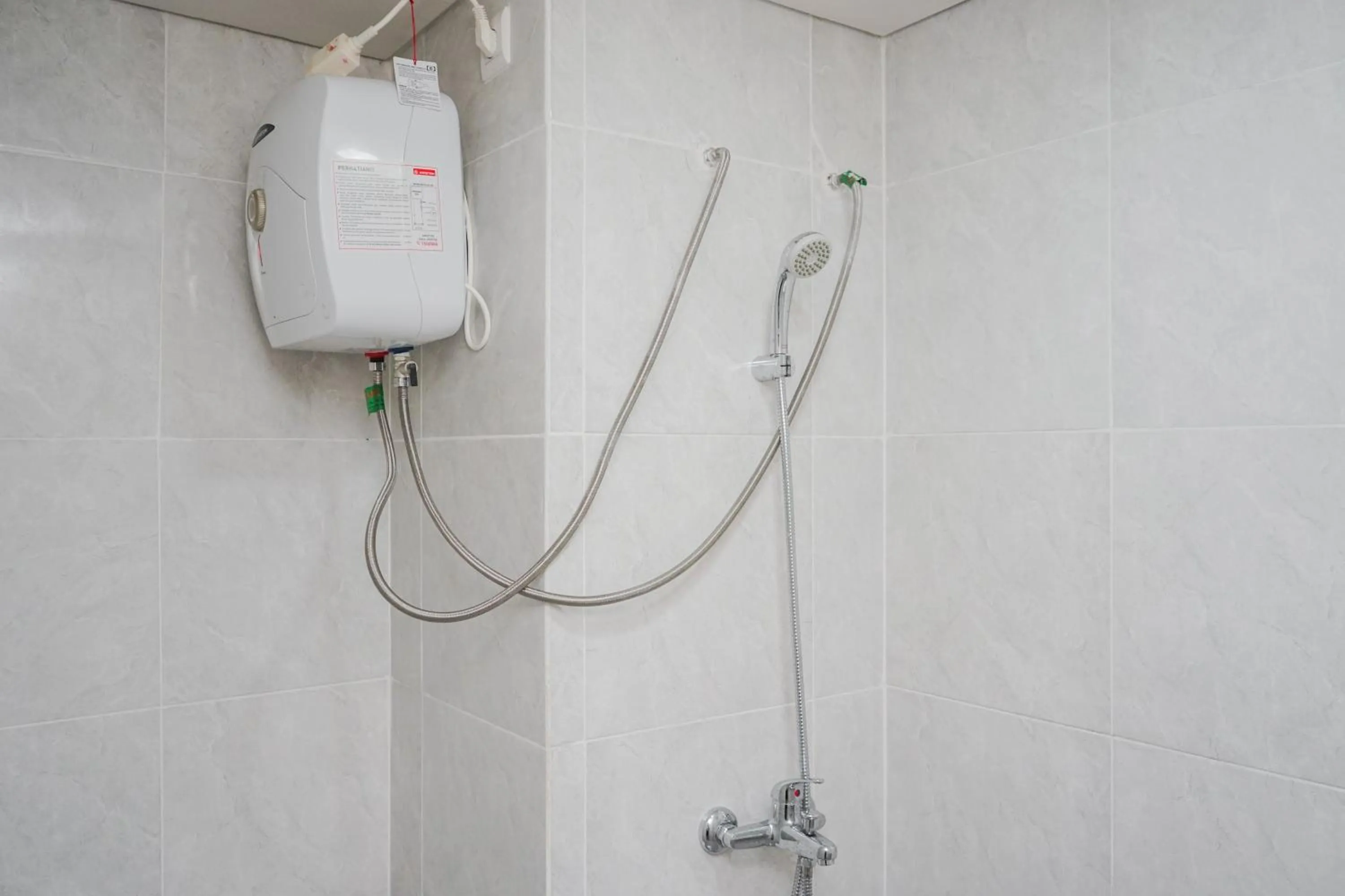 Comfy Studio with Minimalist Design Parkland Avenue Apartment By Travelio