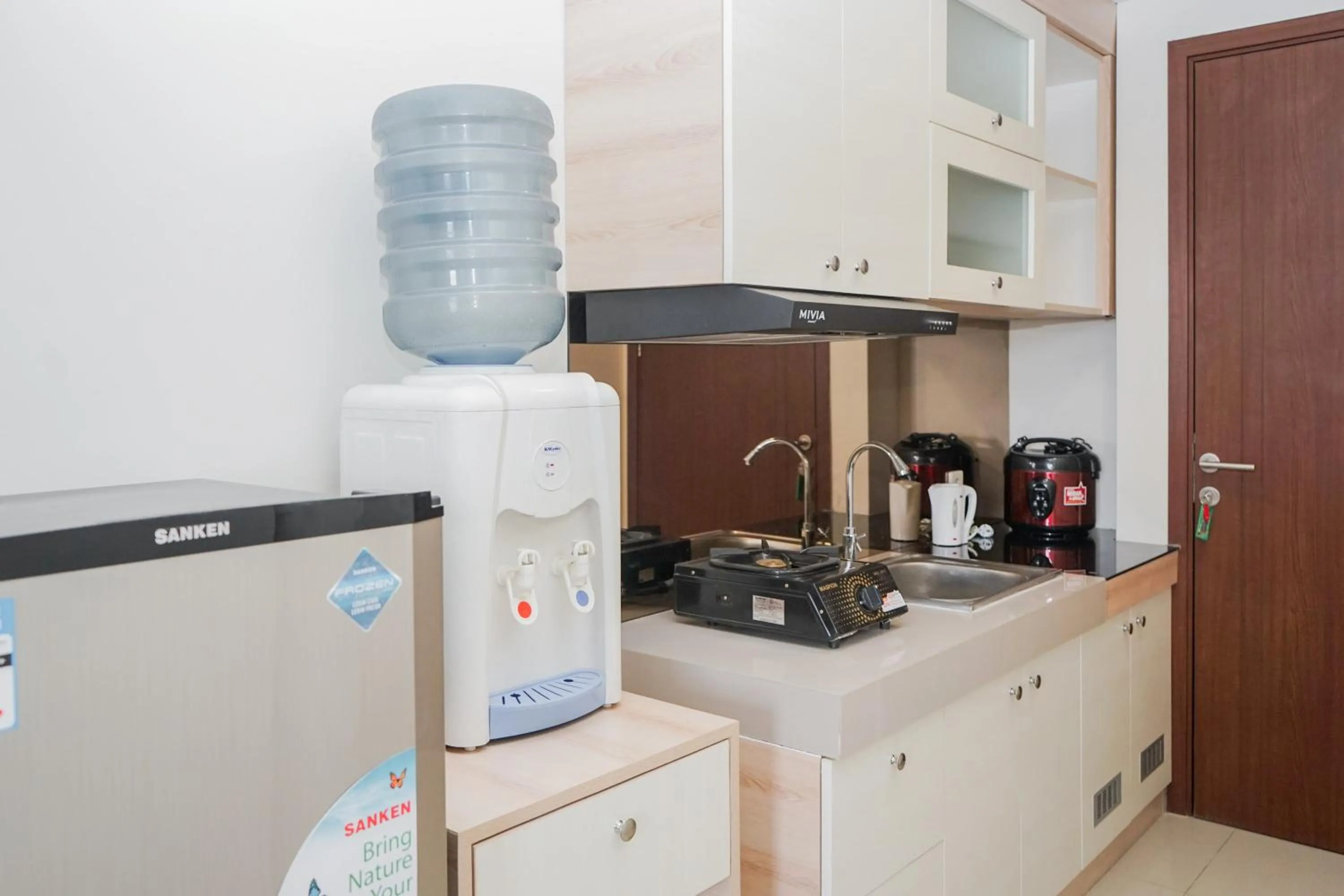 Kitchen or kitchenette in Comfy Studio with Minimalist Design Parkland Avenue Apartment By Travelio