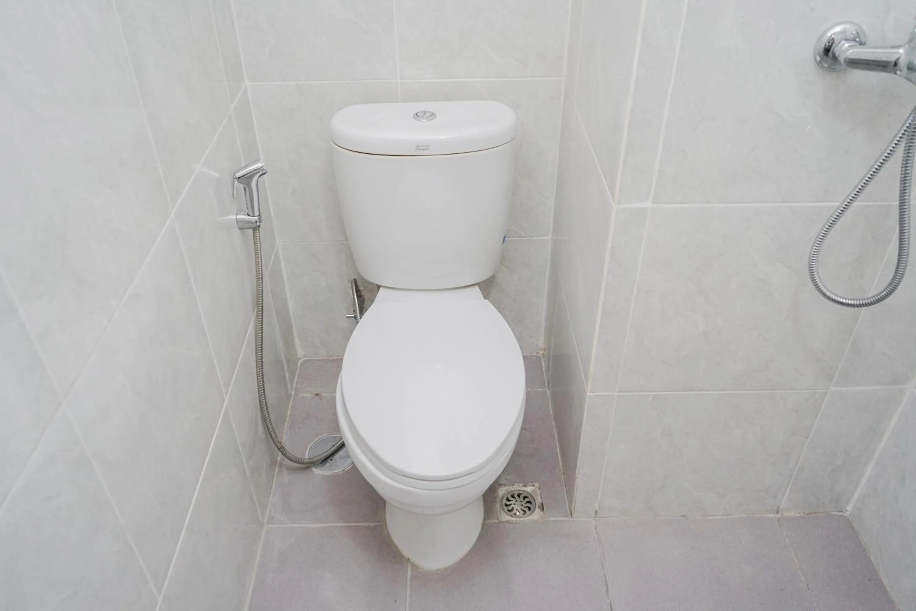 Bathroom in Comfy Studio with Minimalist Design Parkland Avenue Apartment By Travelio