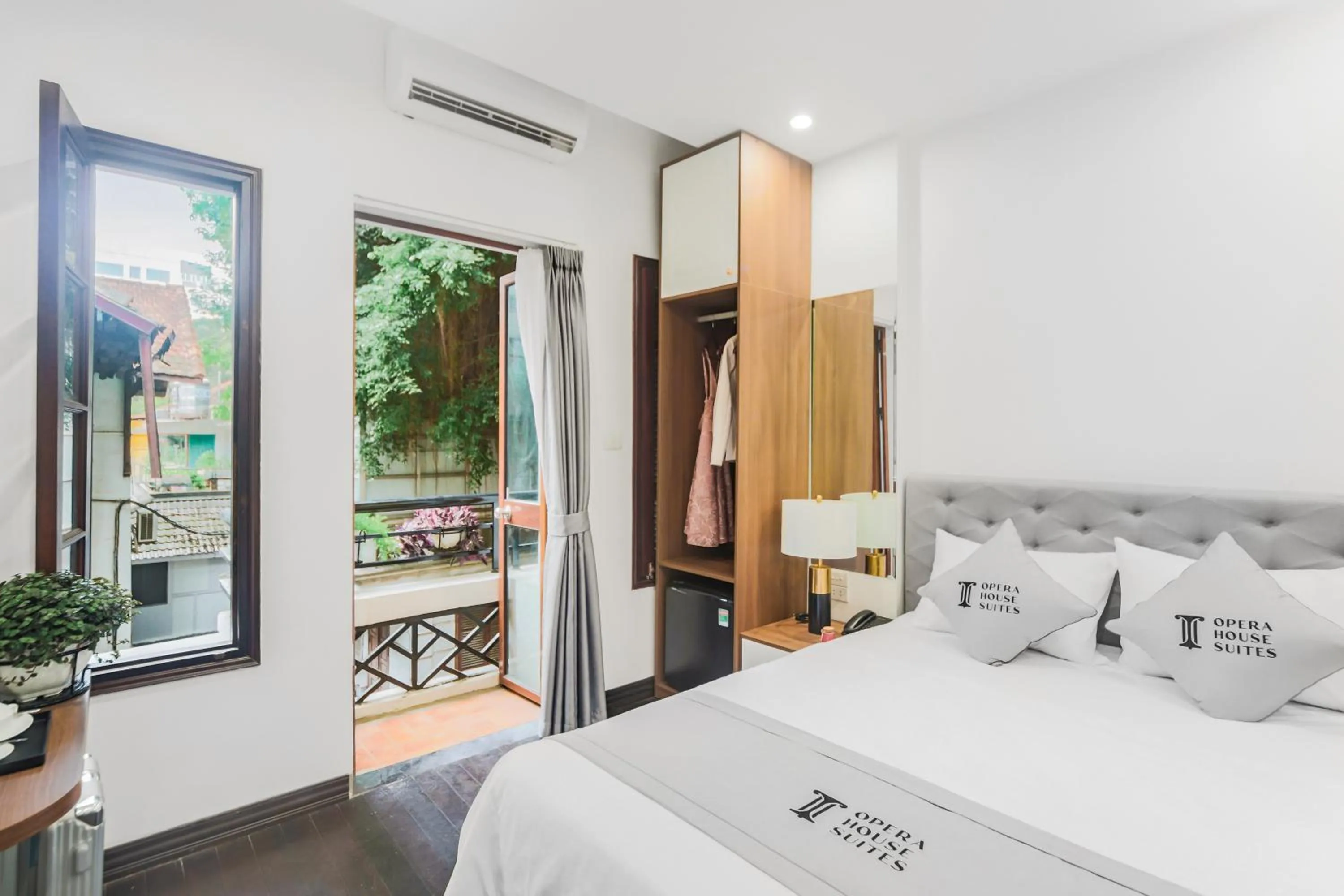 Photo of the whole room, Bed in Opera House Suites