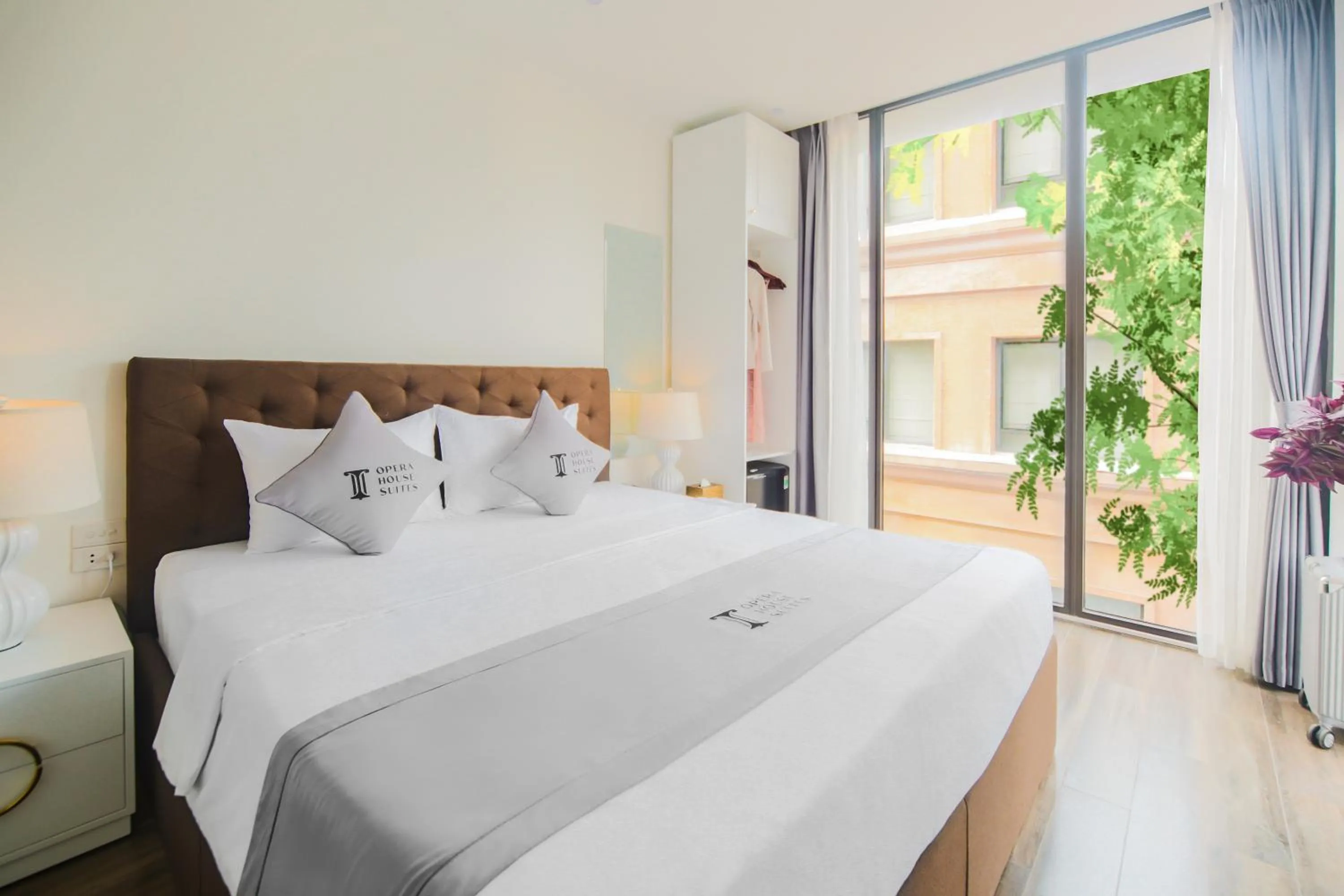 Photo of the whole room, Bed in Opera House Suites