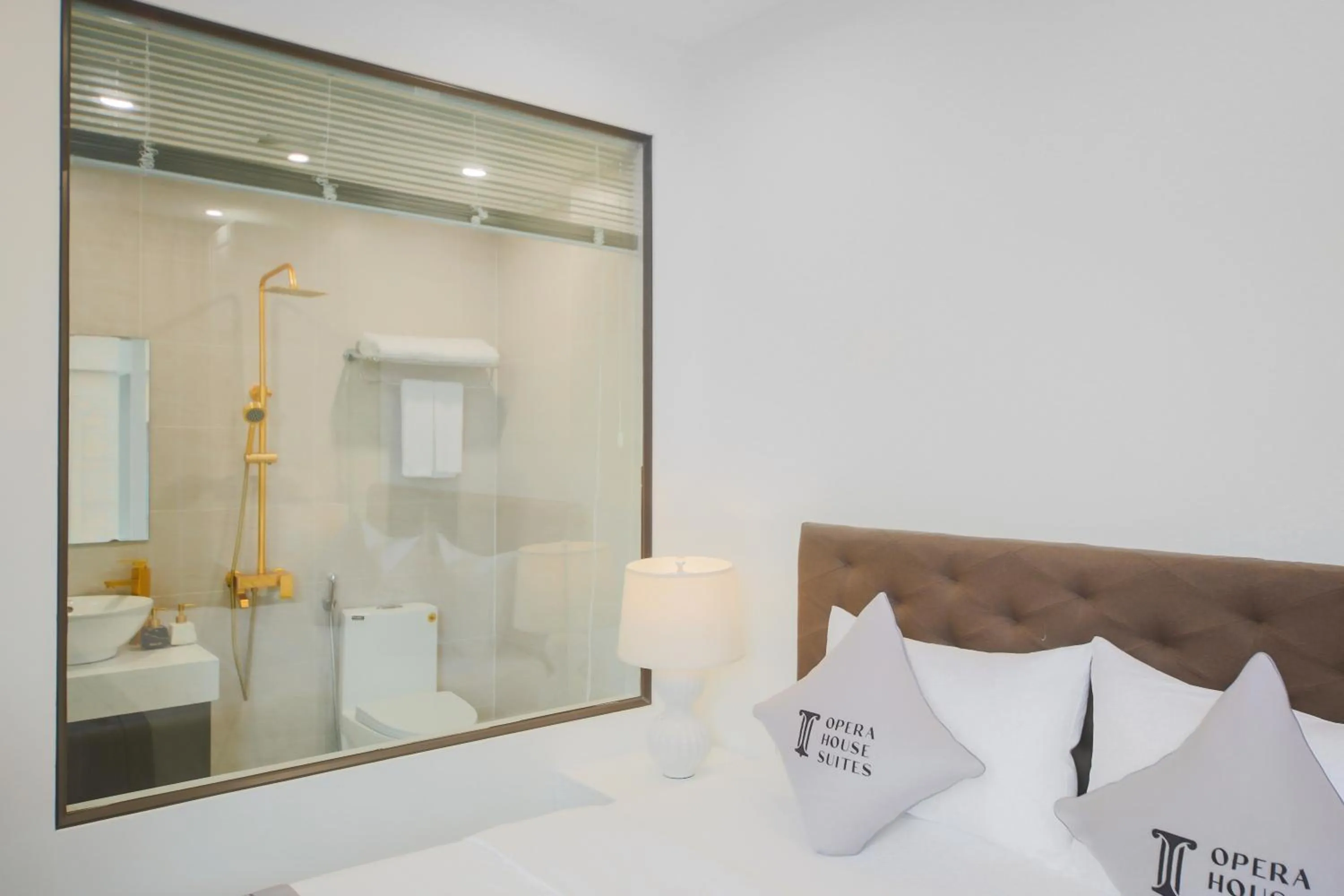 Bathroom, Bed in Opera House Suites