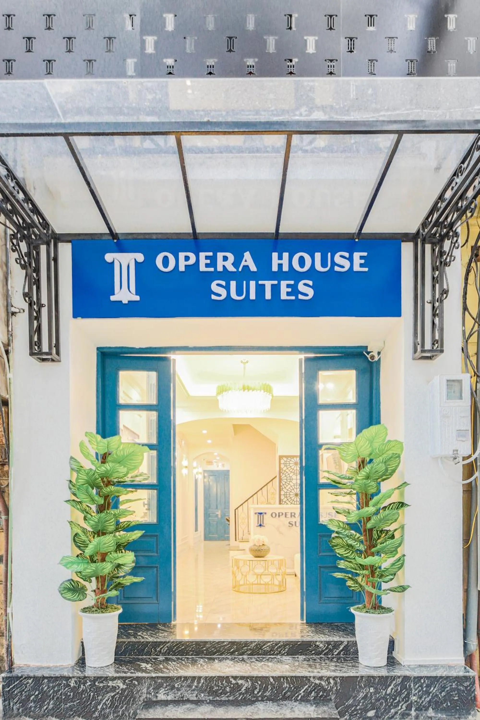 Facade/entrance in Opera House Suites