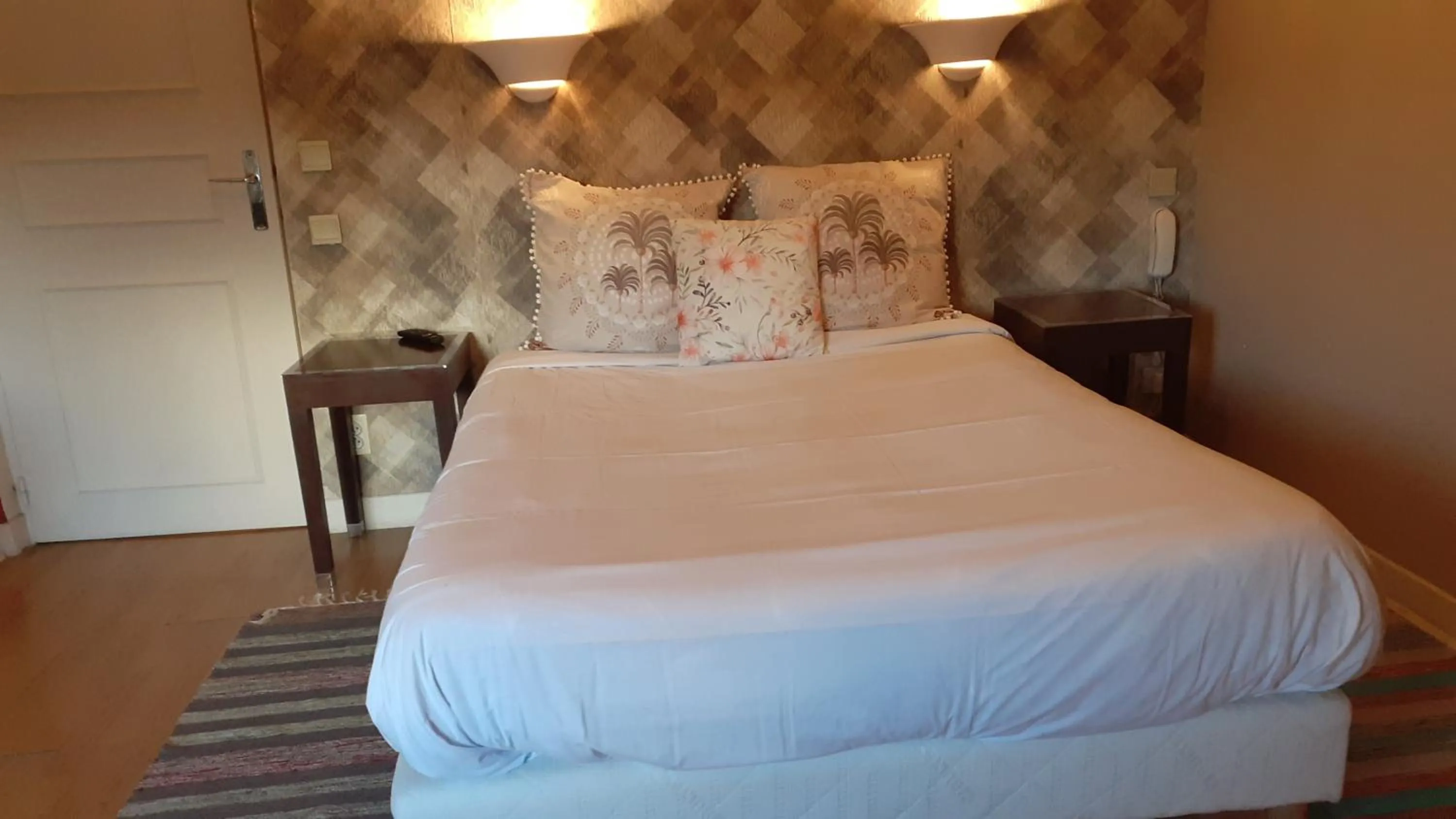 Bedroom in Hôtel des Couronnes Châteaudun