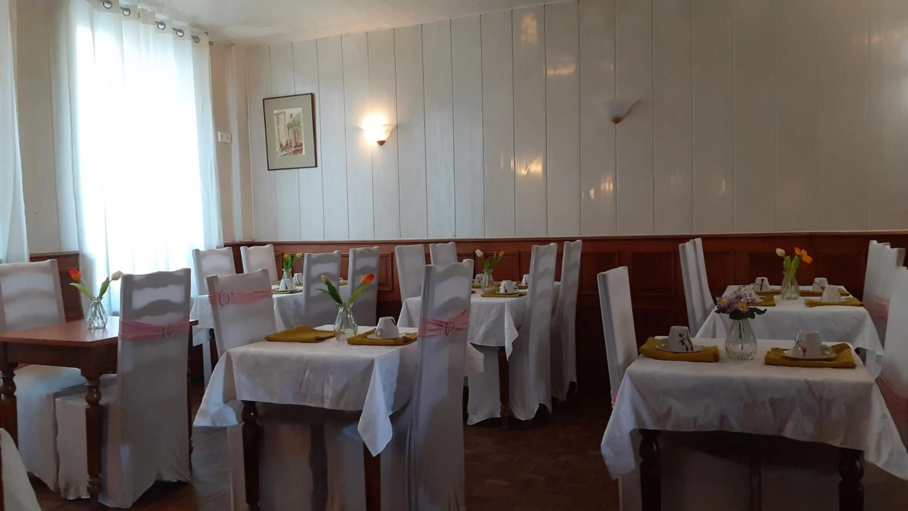 Breakfast in Hôtel des Couronnes Châteaudun