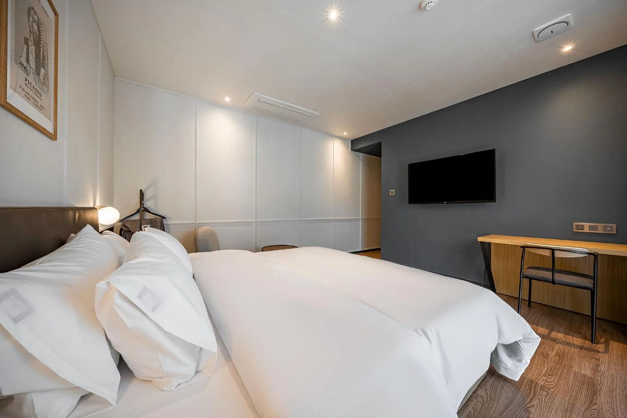 Bed in Brown Dot Hotel Signature