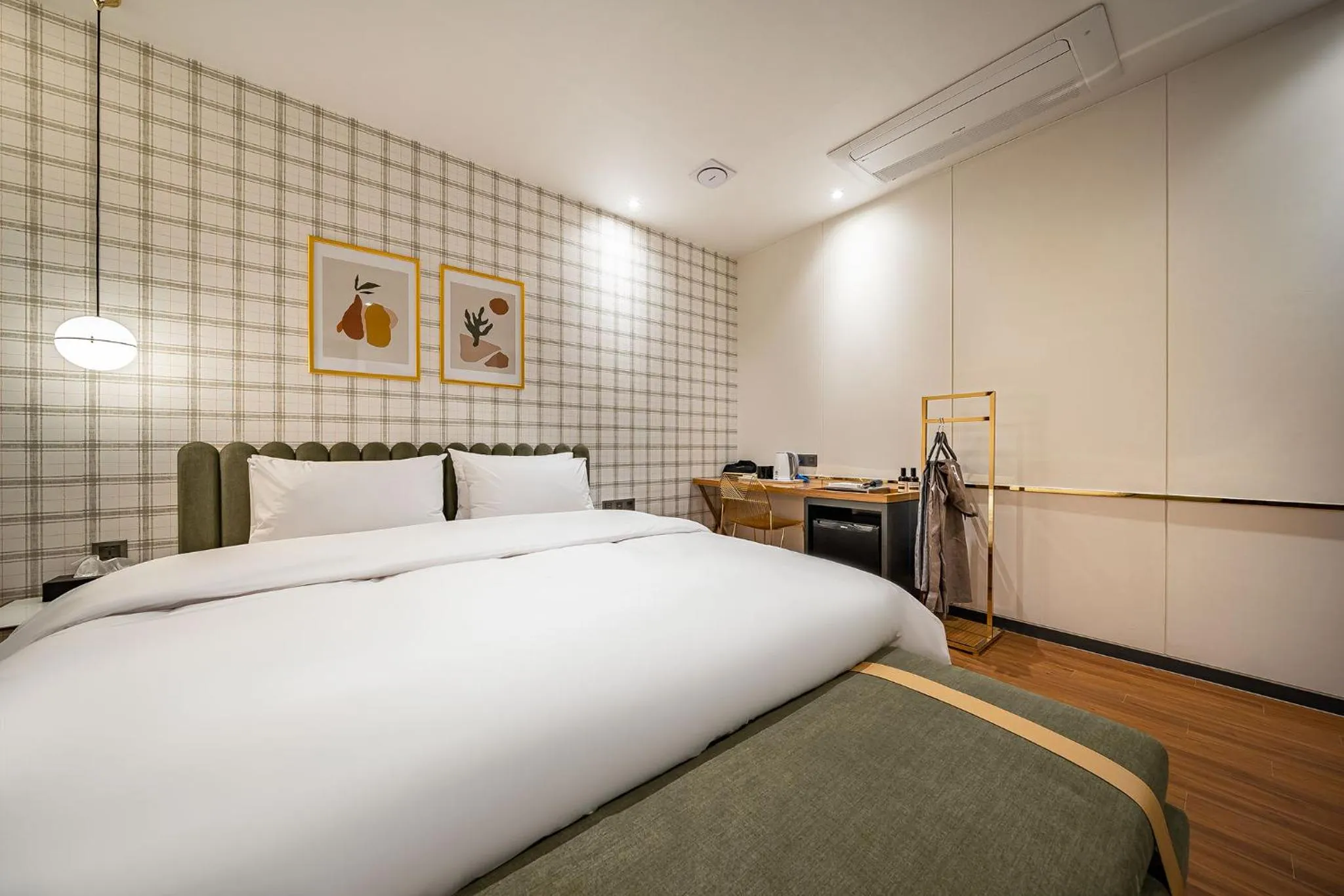 Bed in Brown Dot Hotel Signature