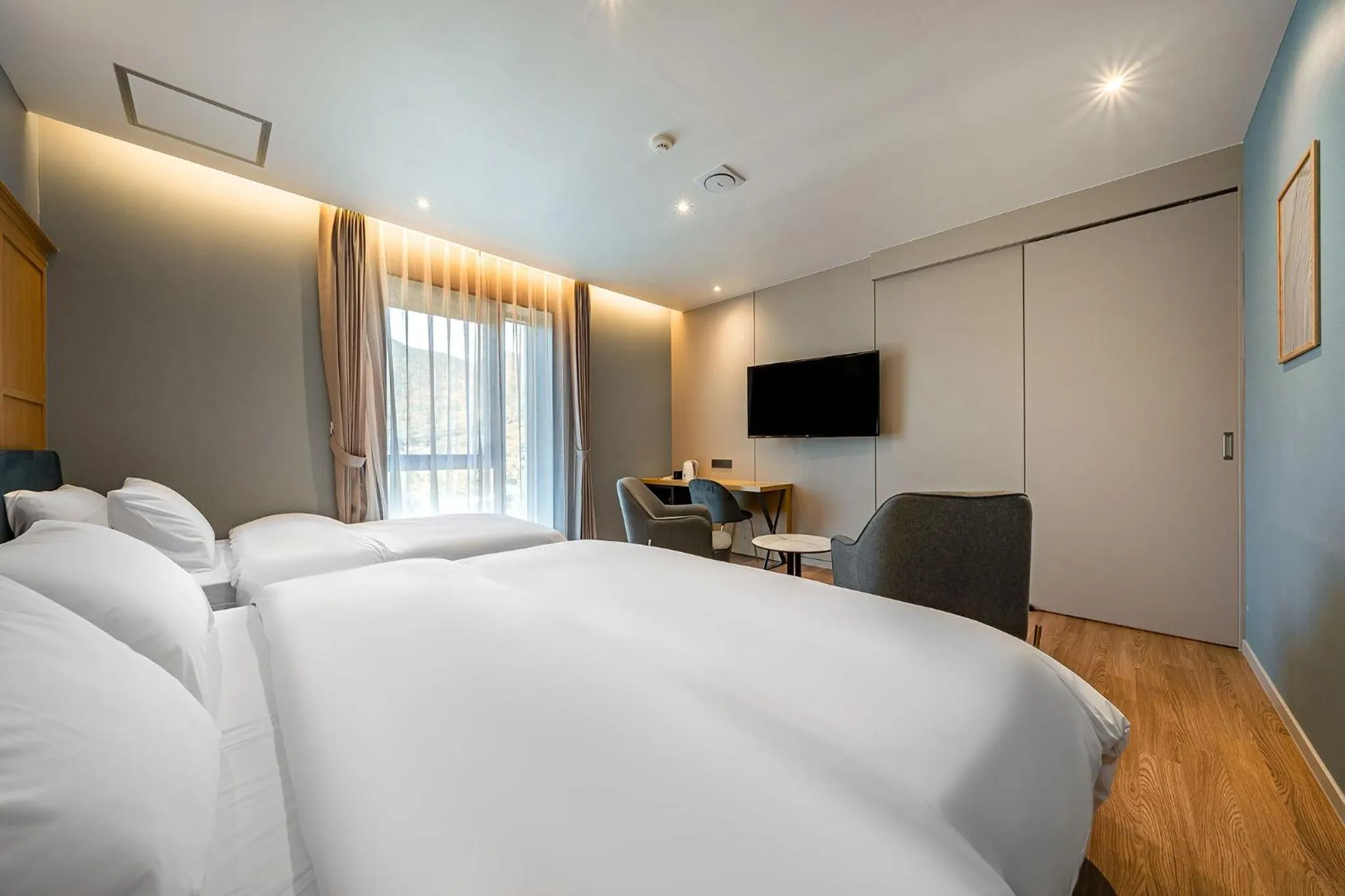 Bed in Brown Dot Hotel Signature