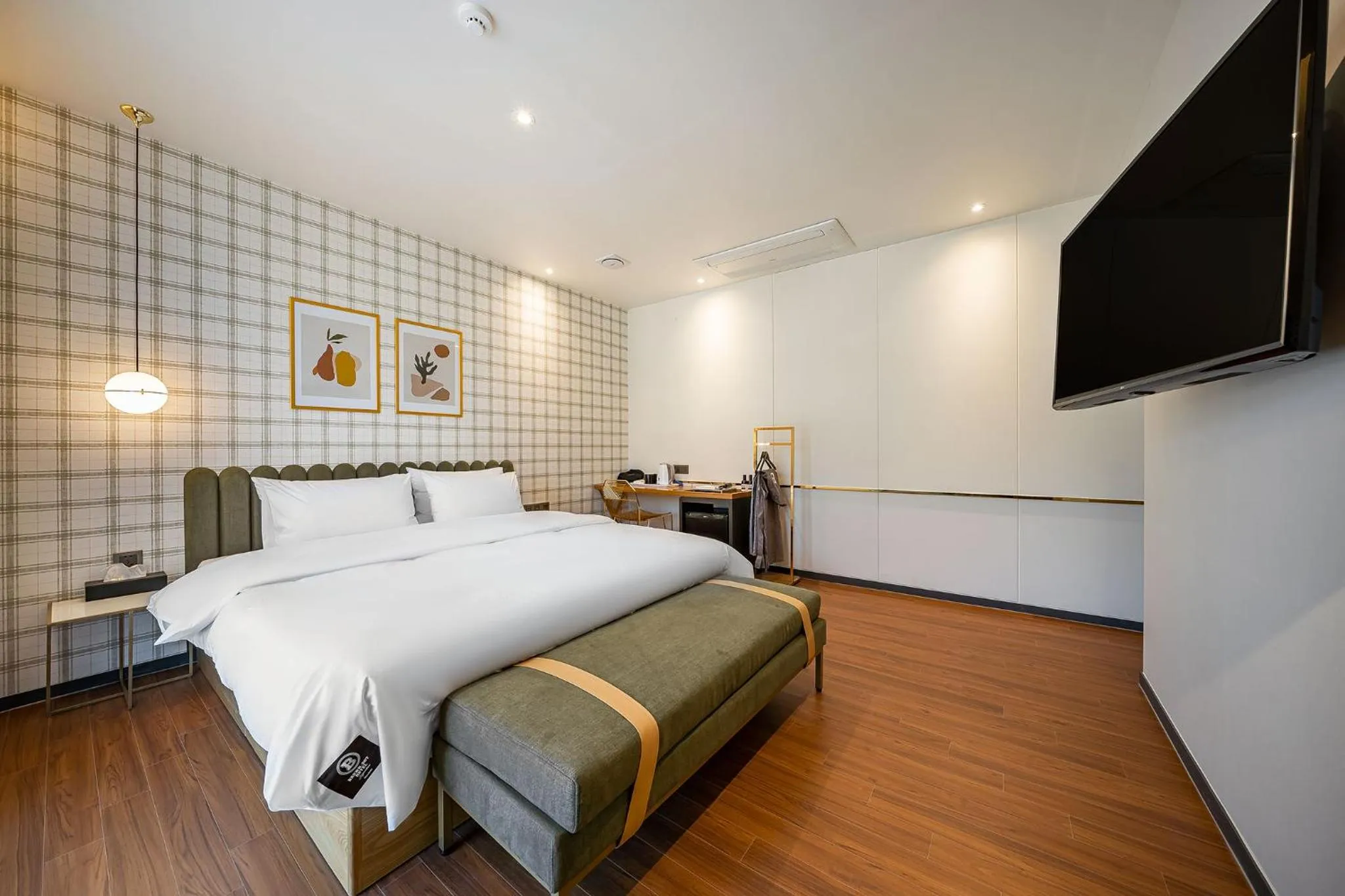 Bed in Brown Dot Hotel Signature