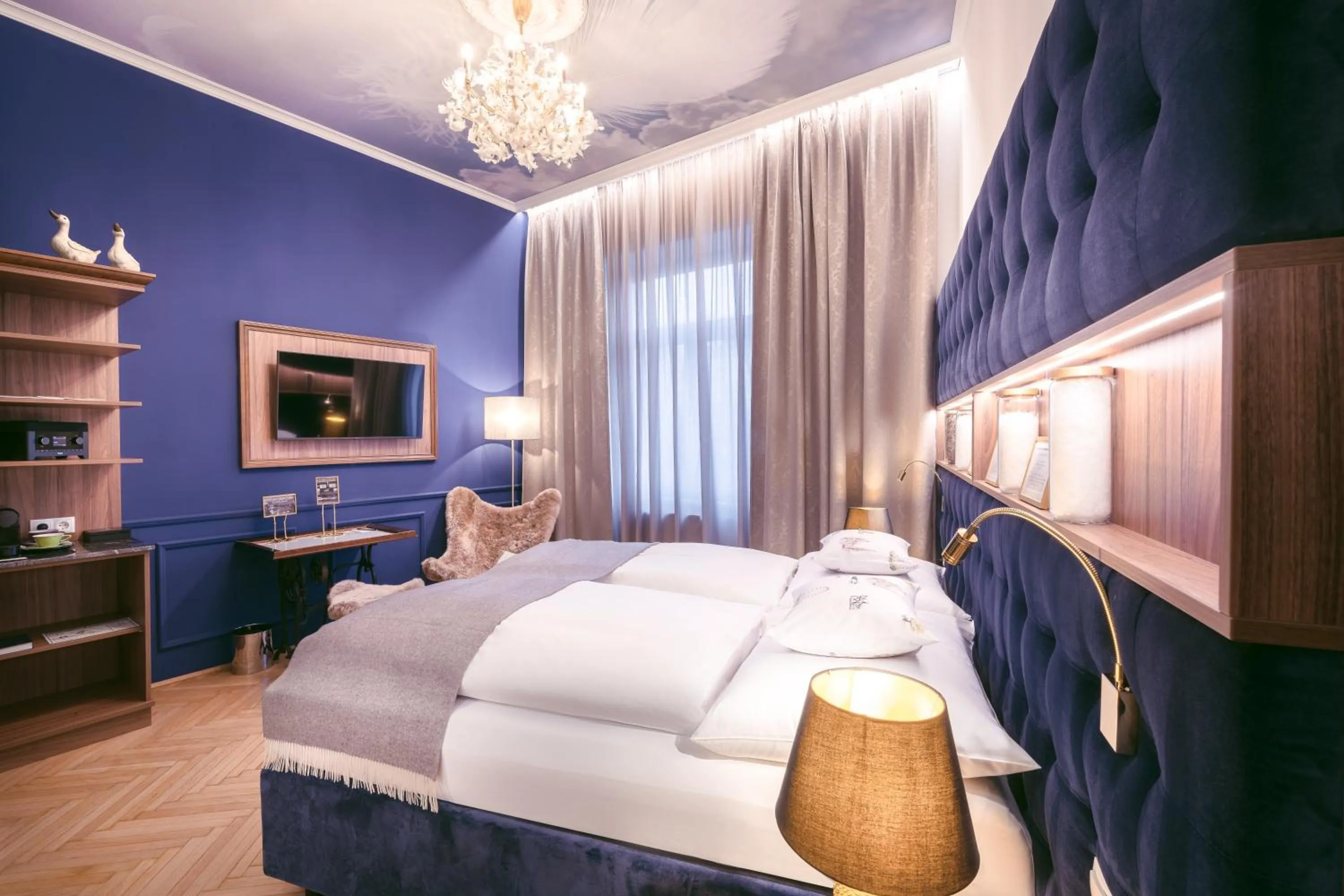 Photo of the whole room, Bed in BoutiqueHOTEL Donauwalzer