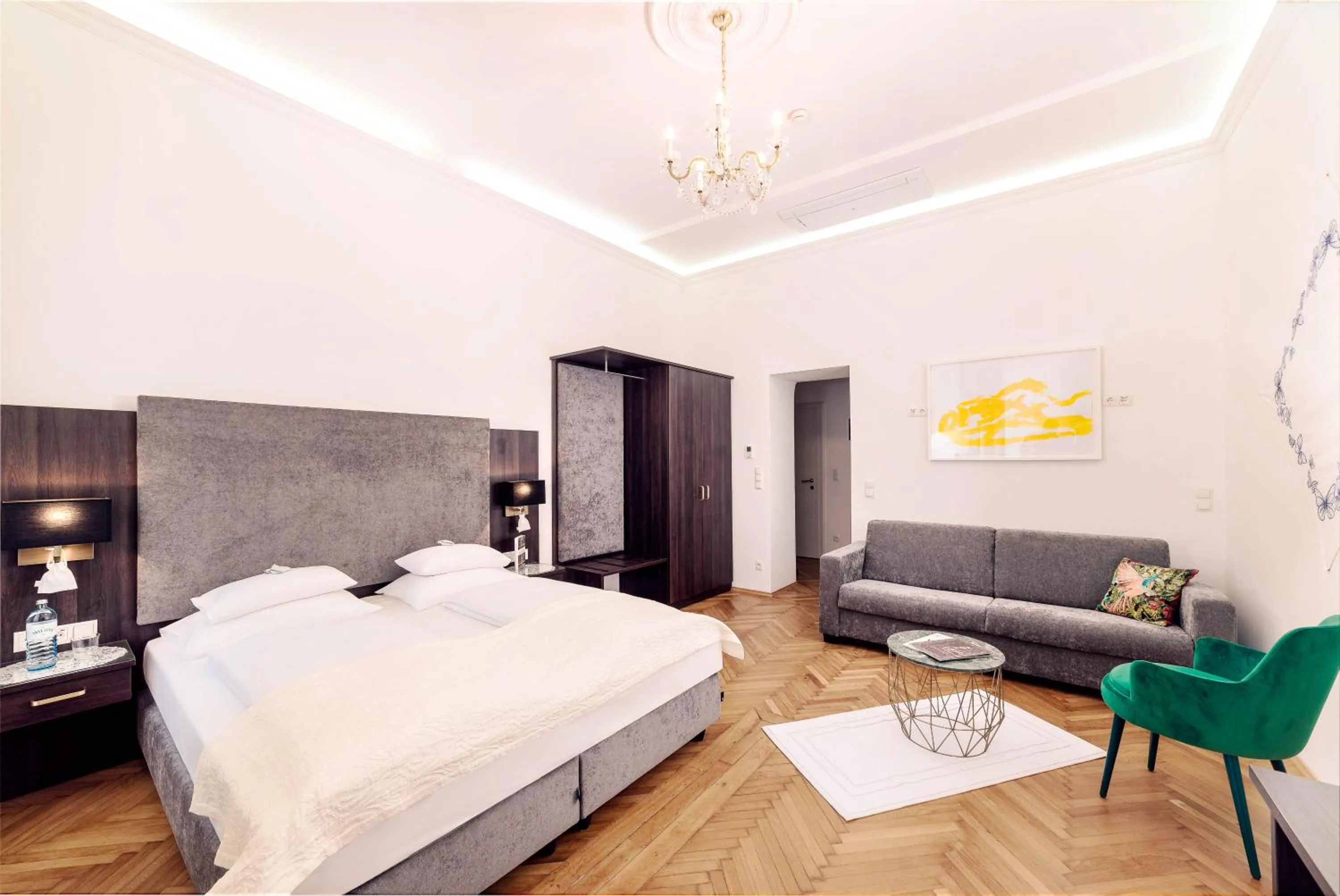 Photo of the whole room, Bed in BoutiqueHOTEL Donauwalzer