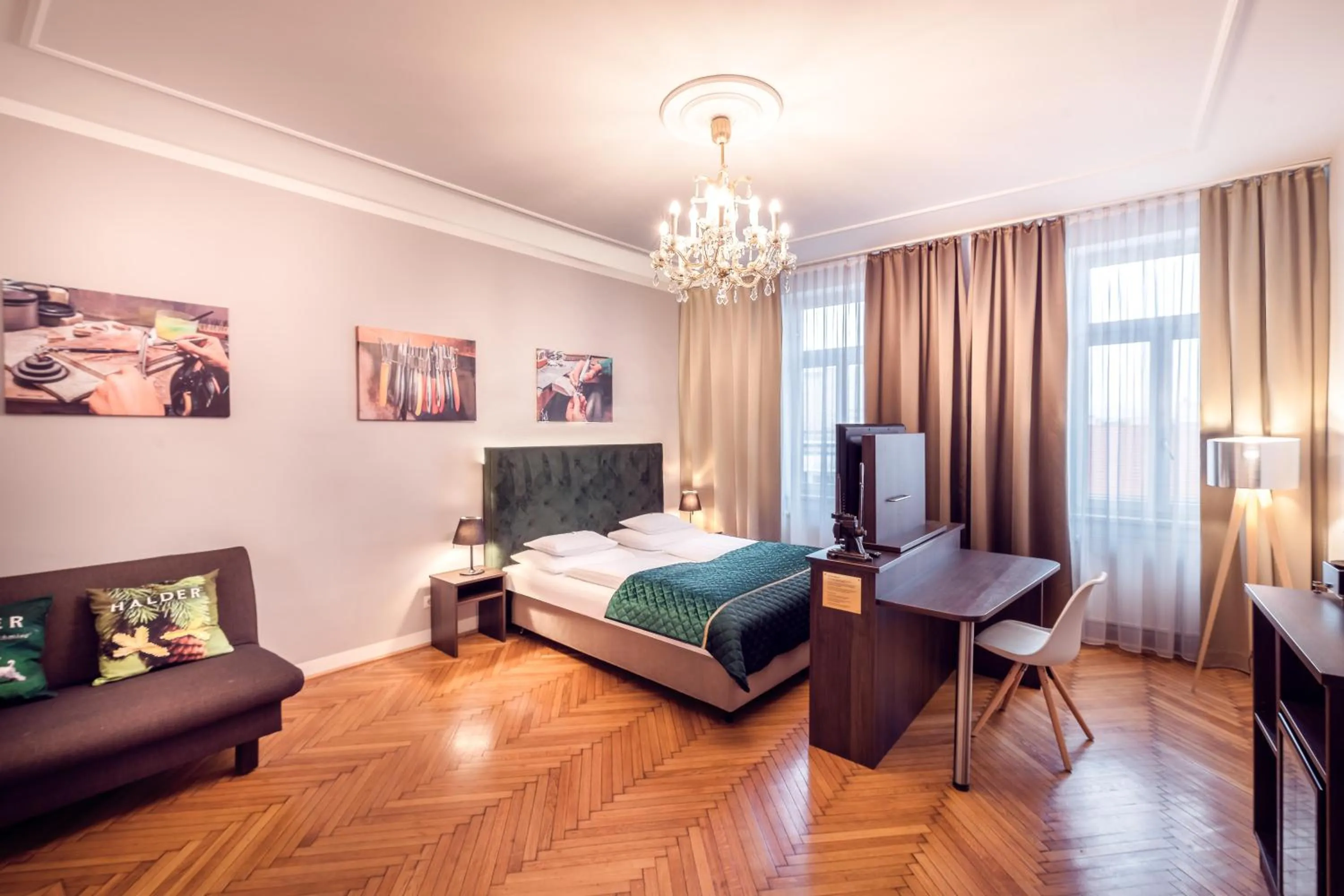 Photo of the whole room, Bed in BoutiqueHOTEL Donauwalzer