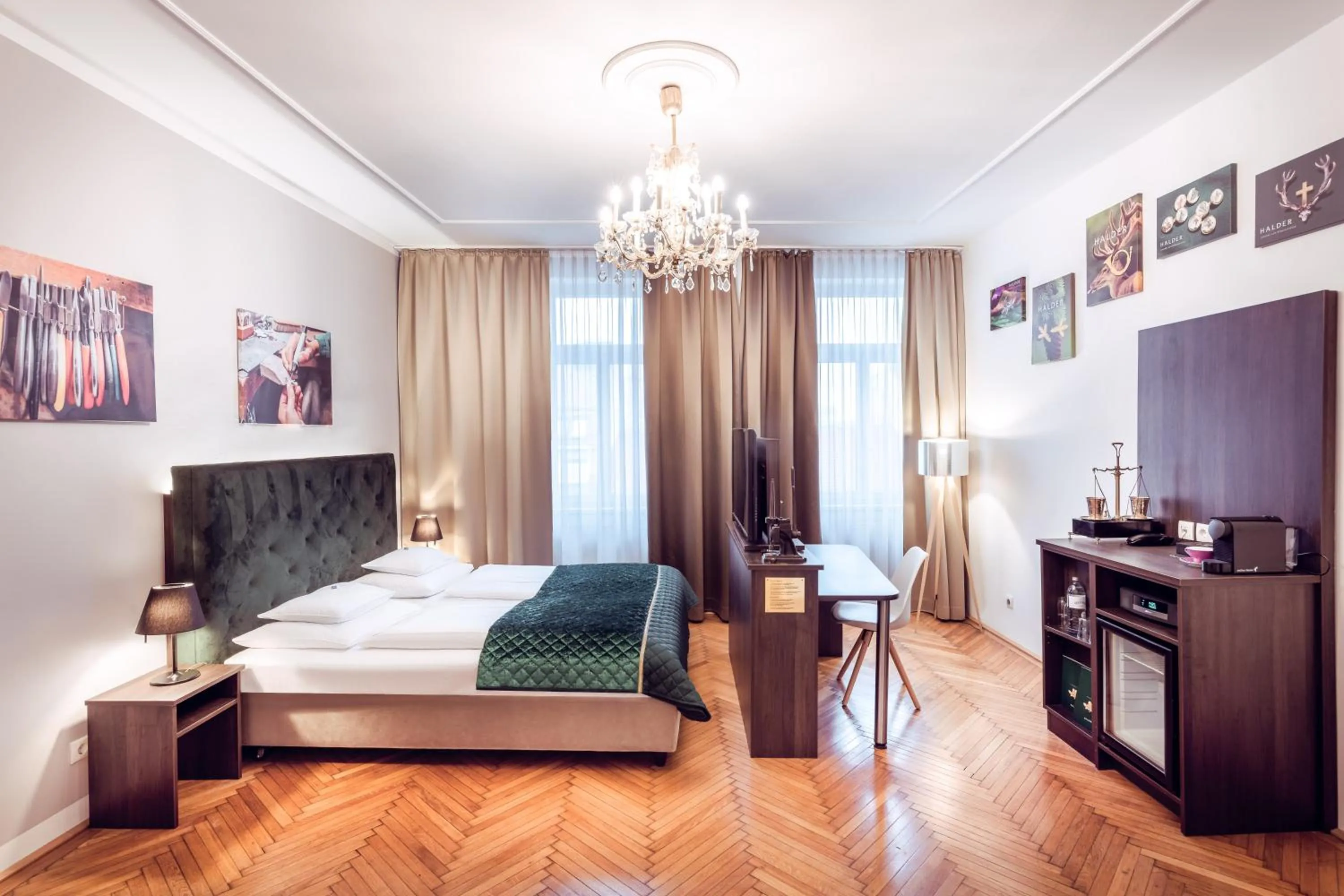 Photo of the whole room, Bed in BoutiqueHOTEL Donauwalzer