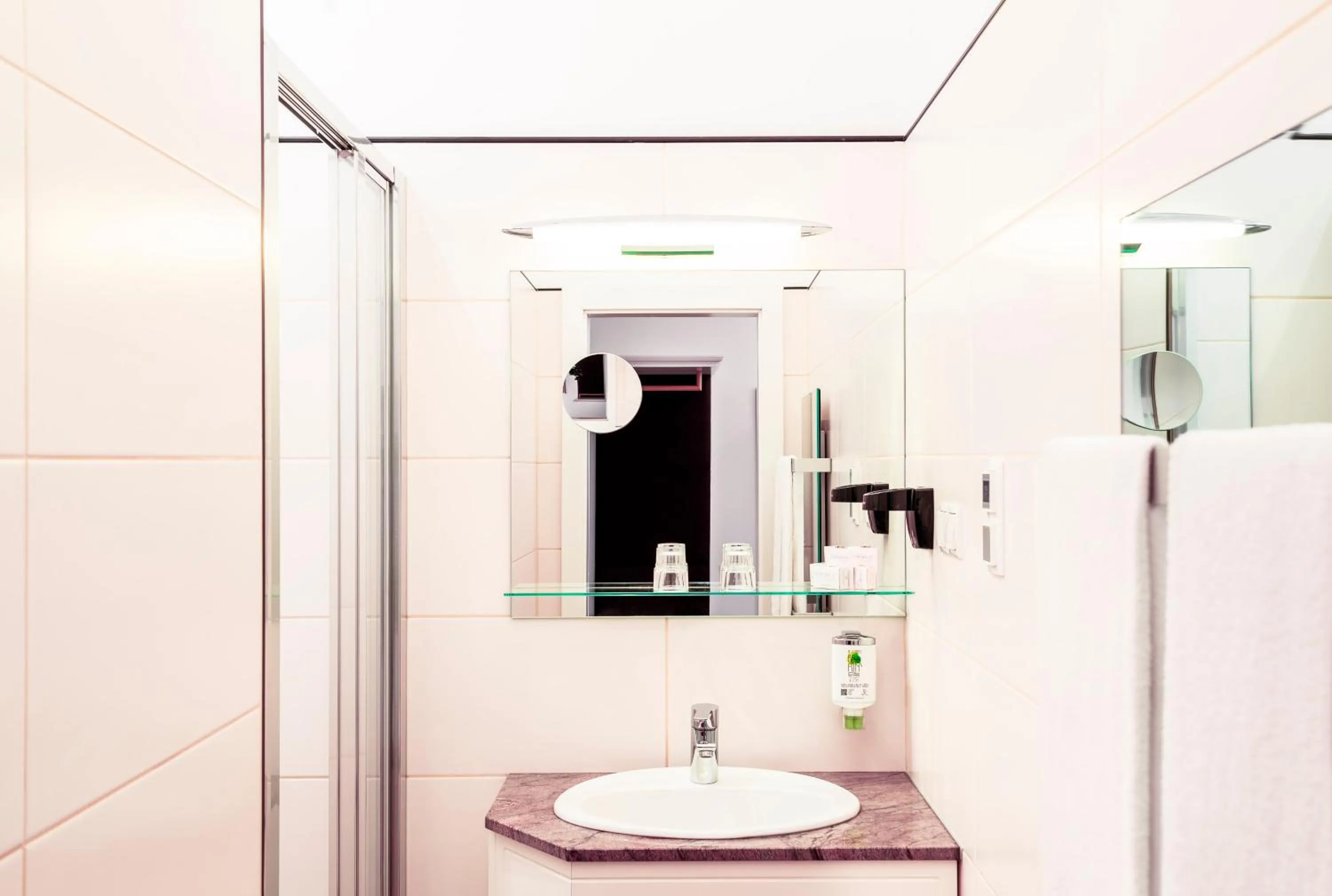 Bathroom in BoutiqueHOTEL Donauwalzer