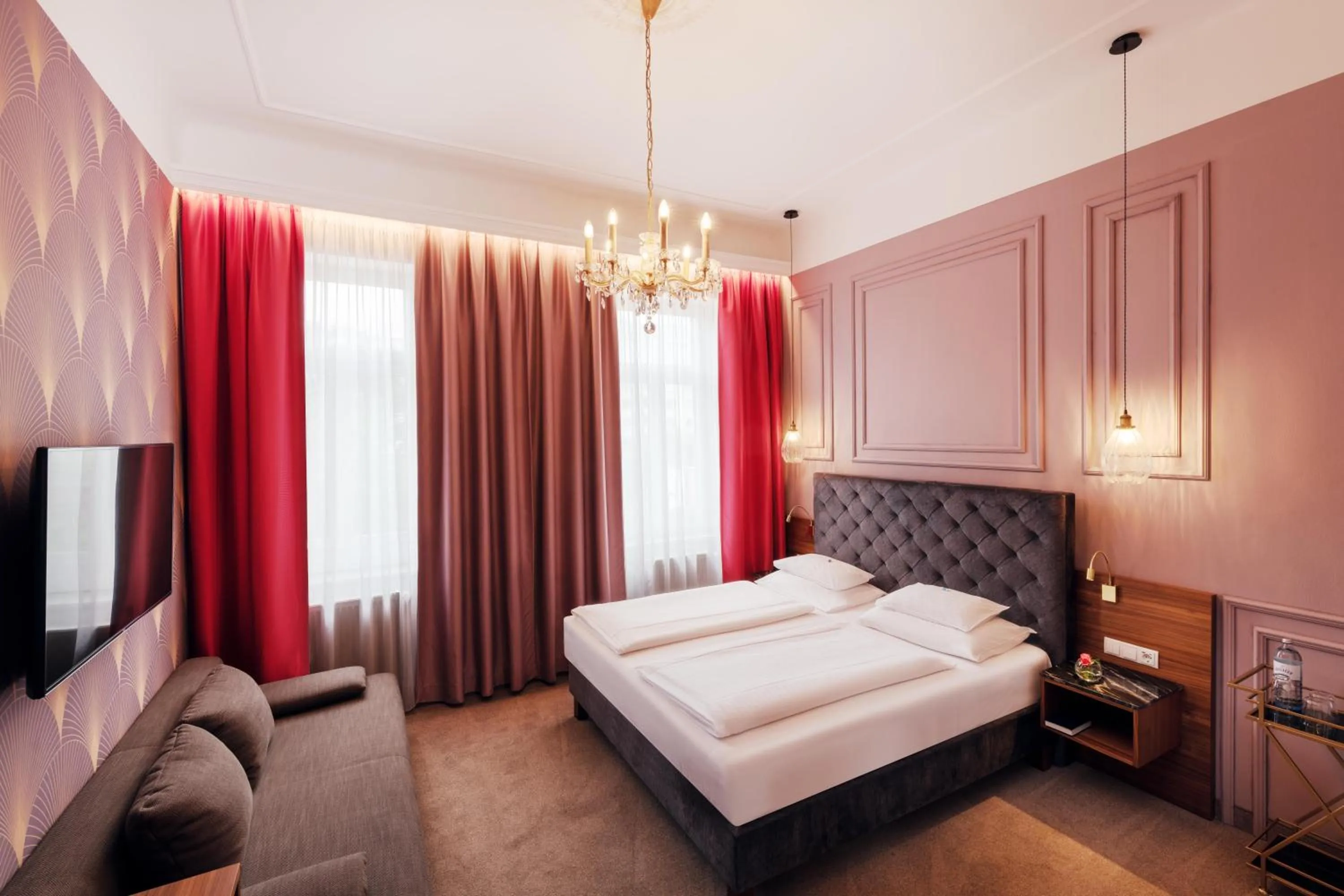 Photo of the whole room, Bed in BoutiqueHOTEL Donauwalzer