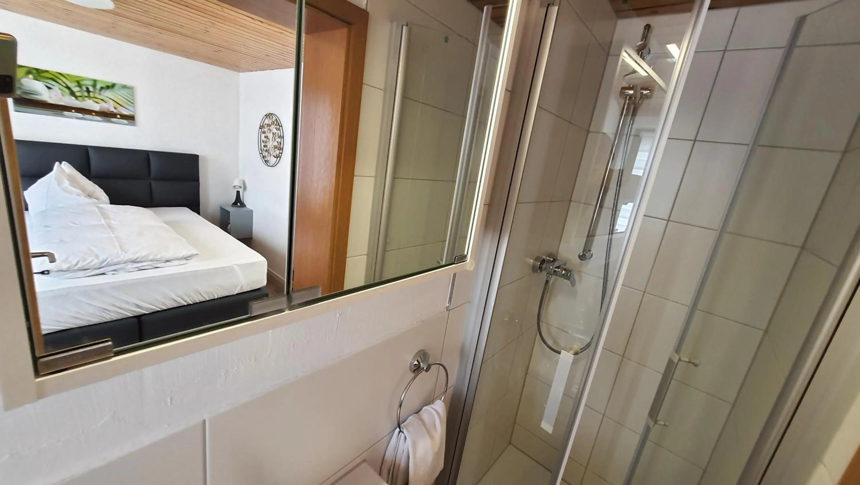 Shower, Bed in Hotel Schneiderhof