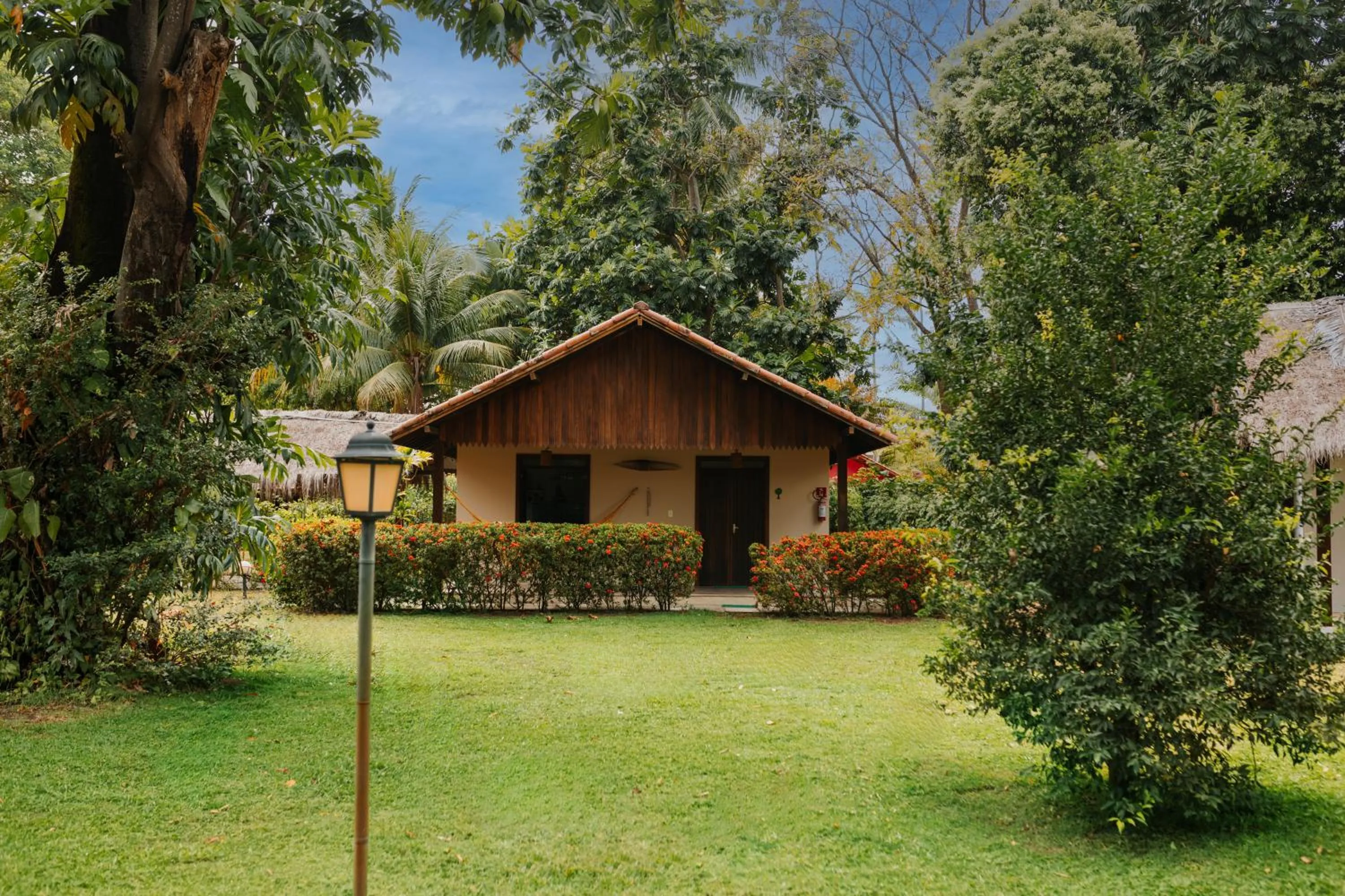 Facade/entrance in Bangalôs do Gameleiro