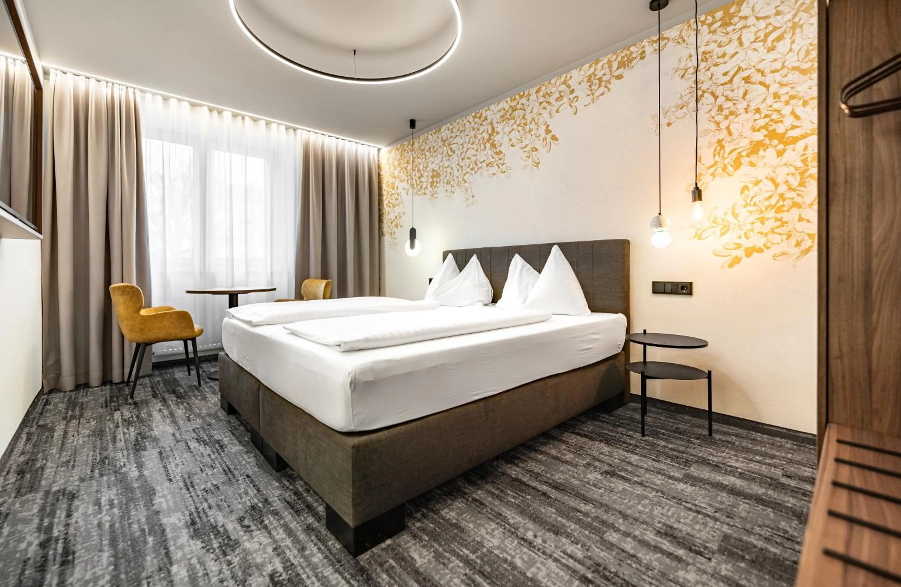 Property building, Bed in Hotel Lokomotive