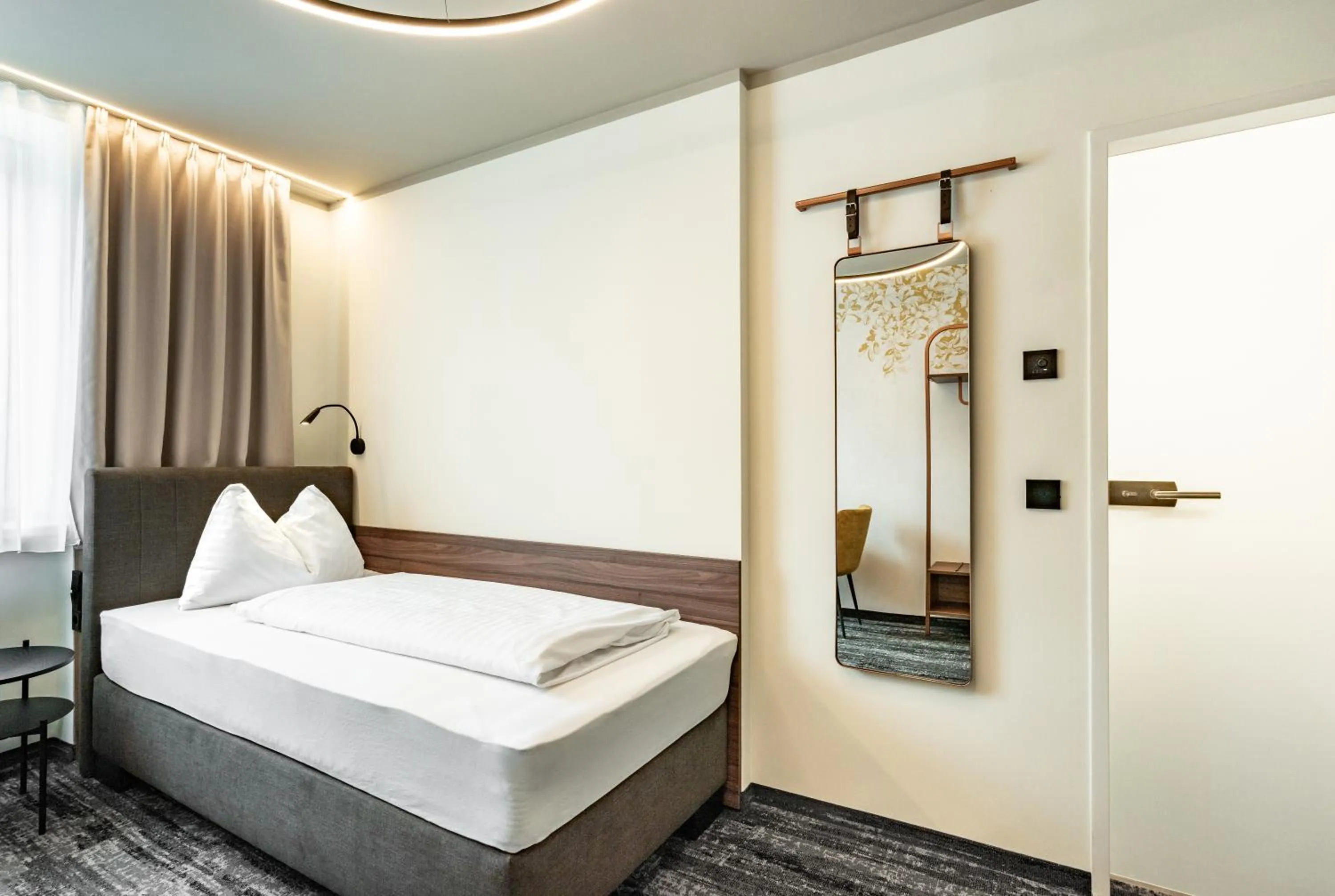 Property building, Bed in Hotel Lokomotive