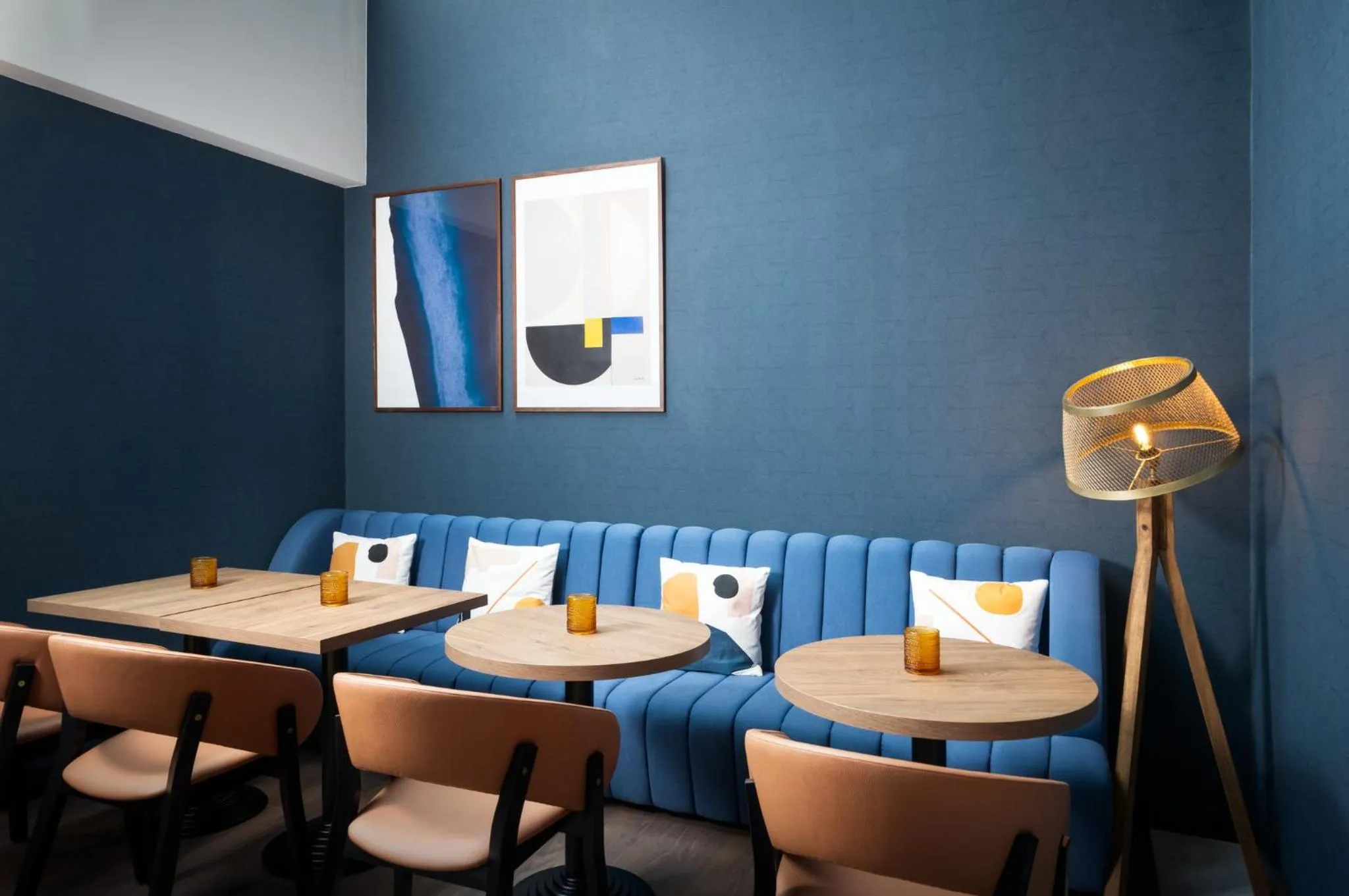 Lounge or bar in voco Vienna Prater by IHG