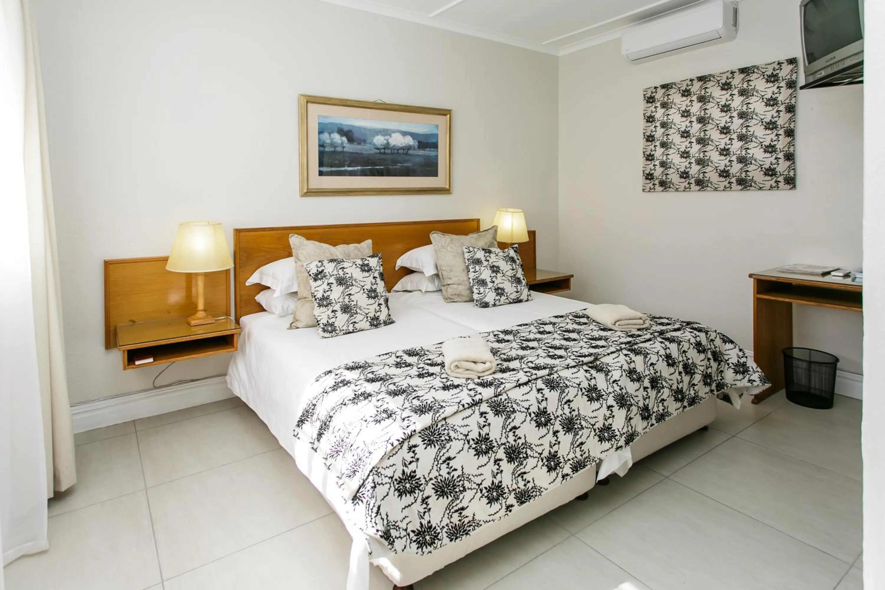 Bedroom, Bed in Wagon Wheel Country Lodge