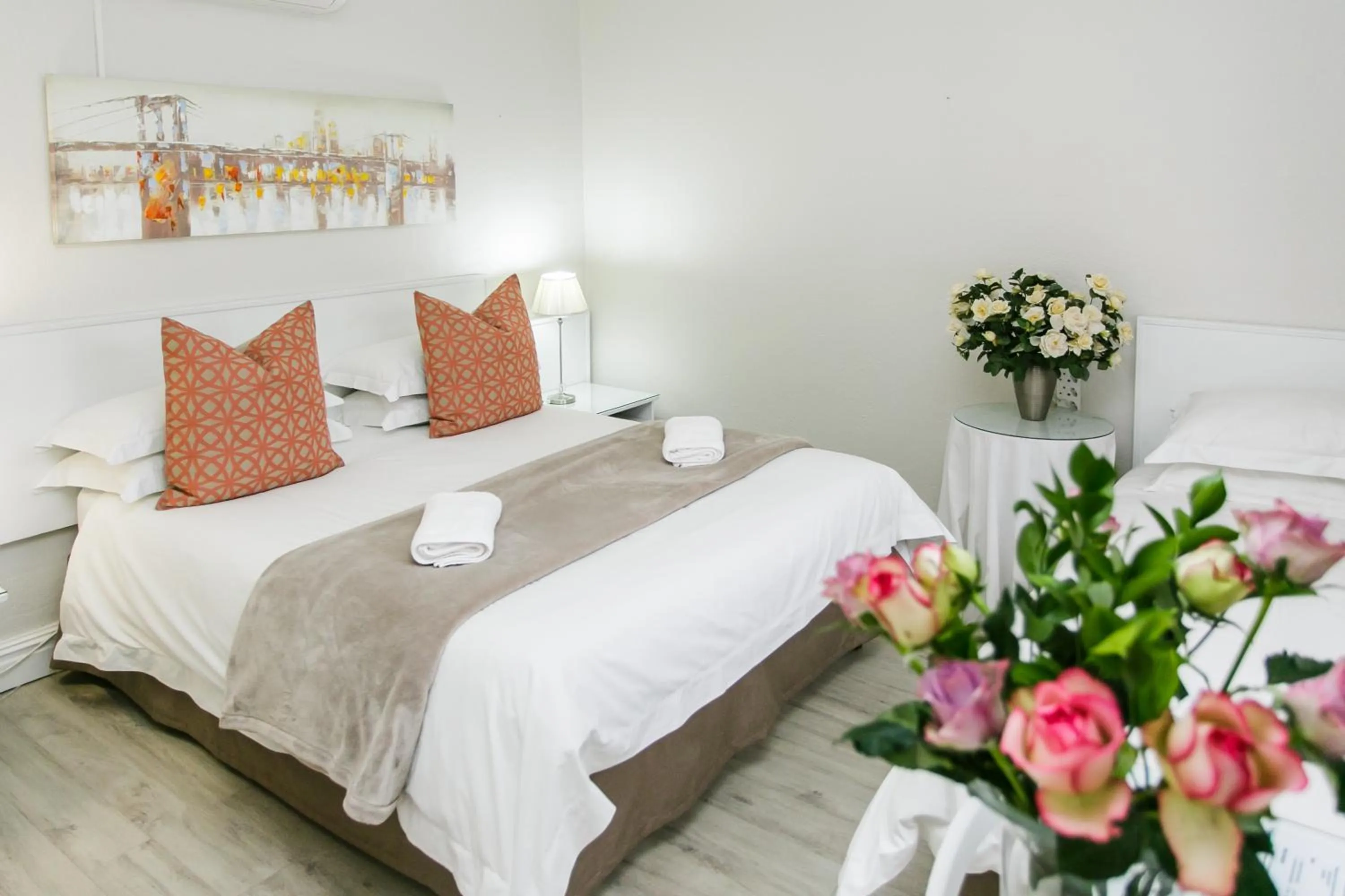 Bedroom, Bed in Wagon Wheel Country Lodge