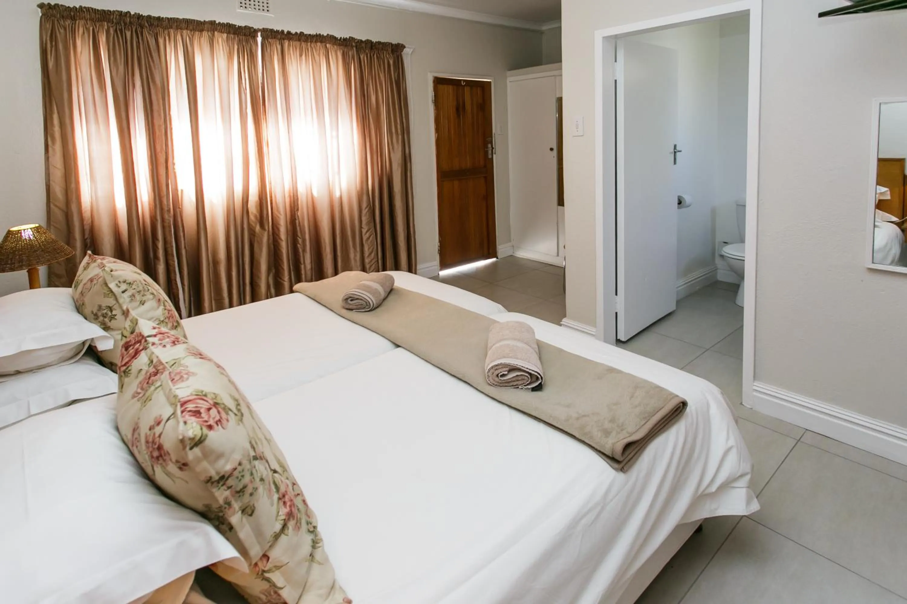 Bedroom, Bed in Wagon Wheel Country Lodge