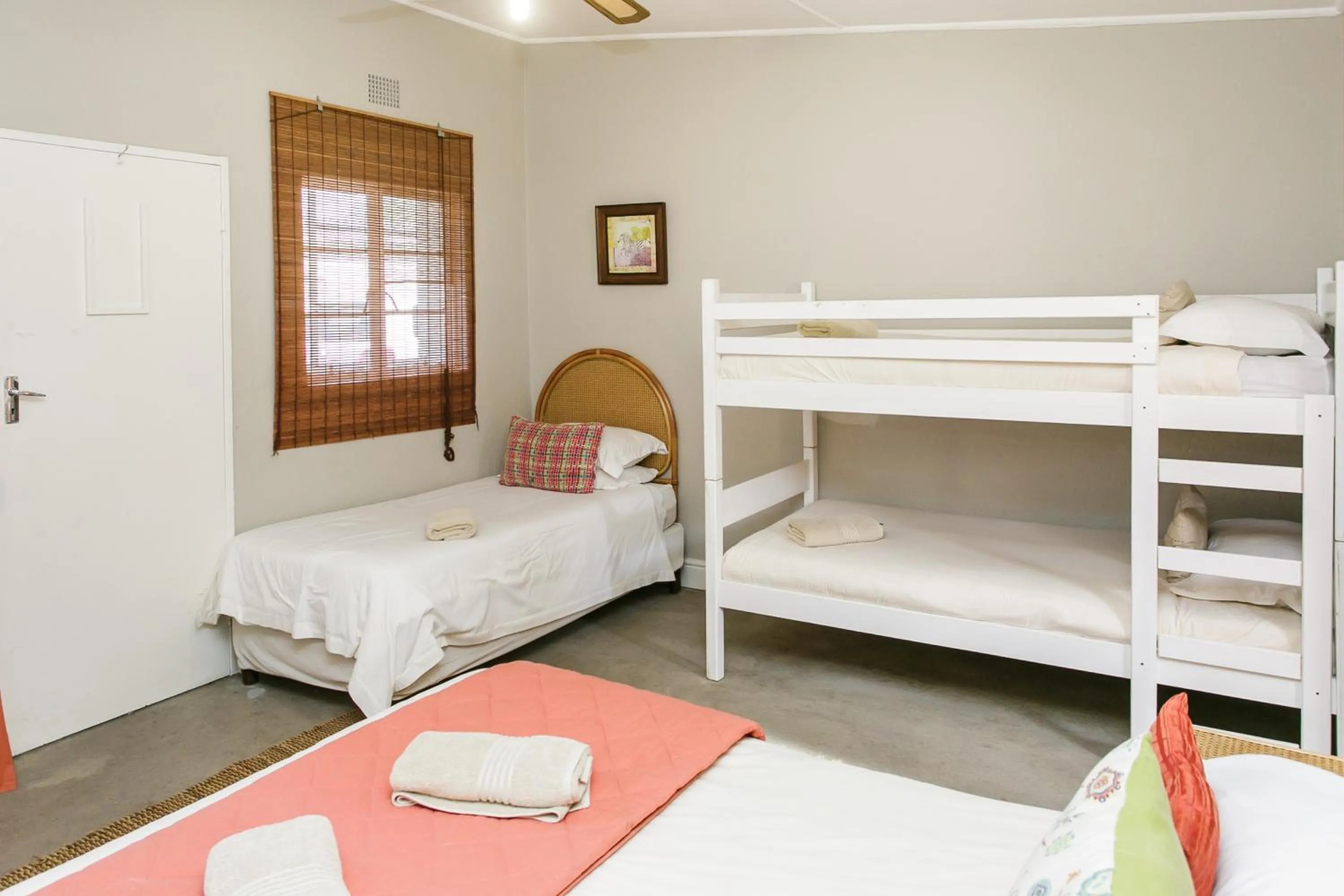 Bedroom, Bed in Wagon Wheel Country Lodge