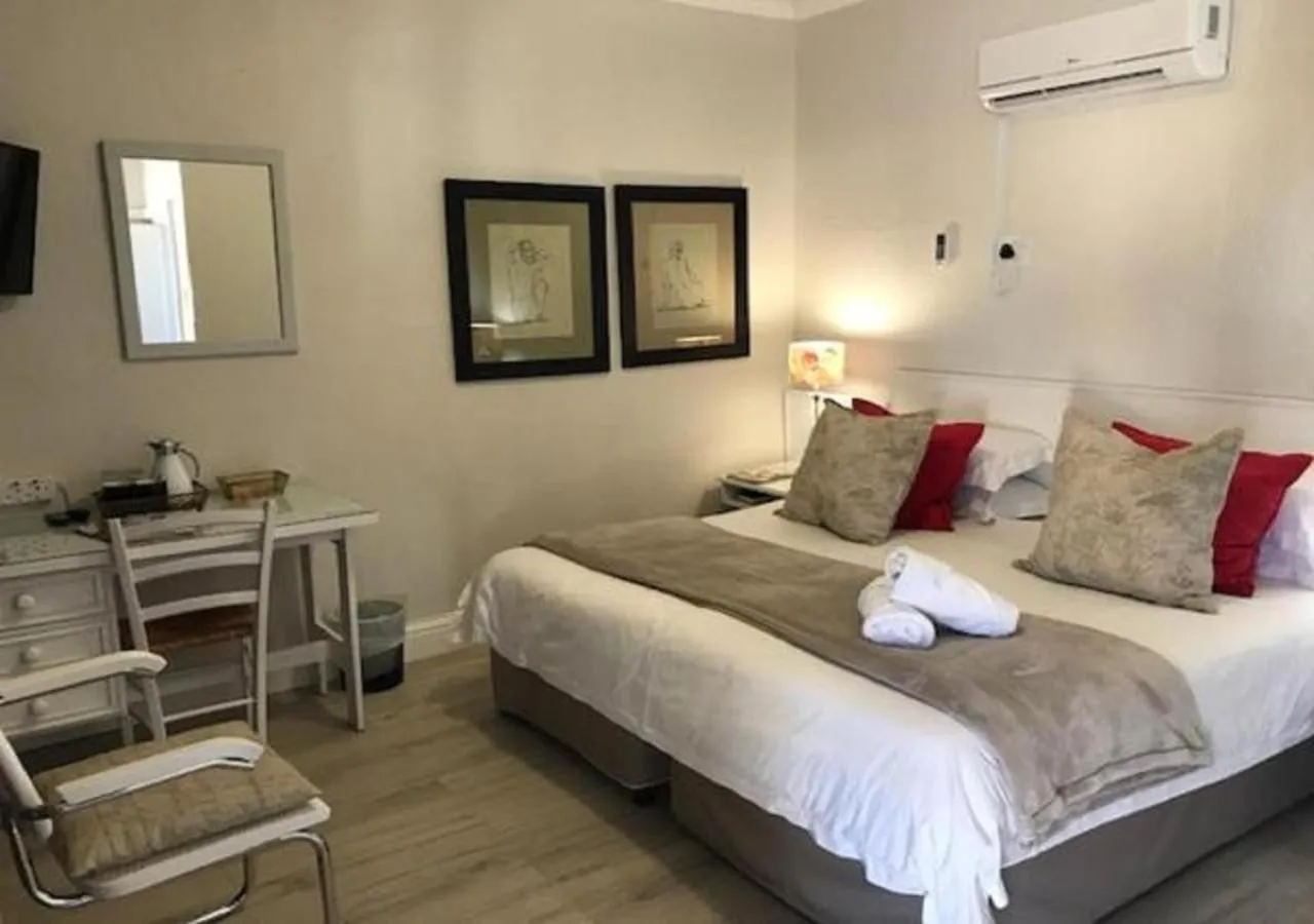 Bedroom, Bed in Wagon Wheel Country Lodge