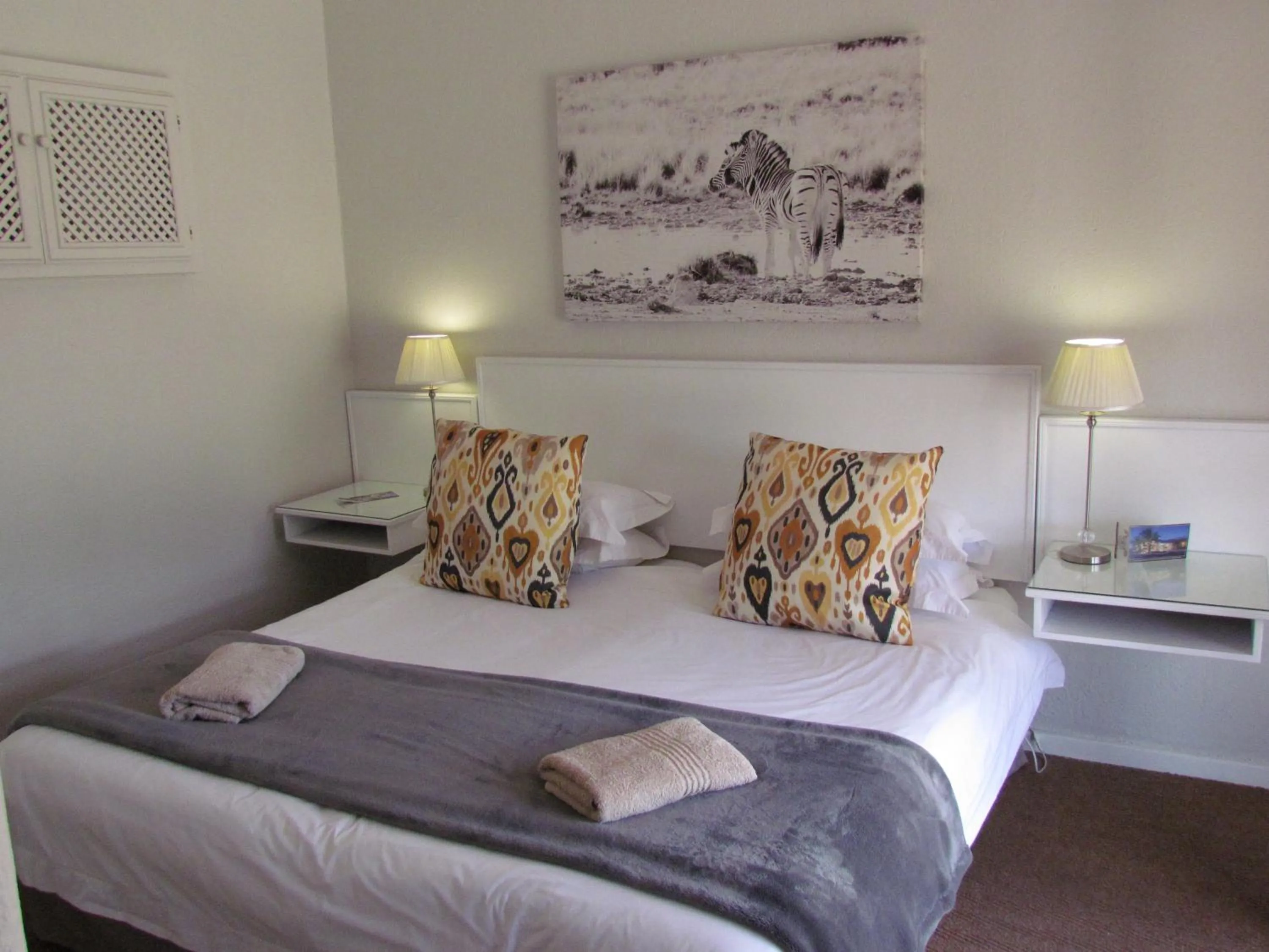 Bedroom, Bed in Wagon Wheel Country Lodge