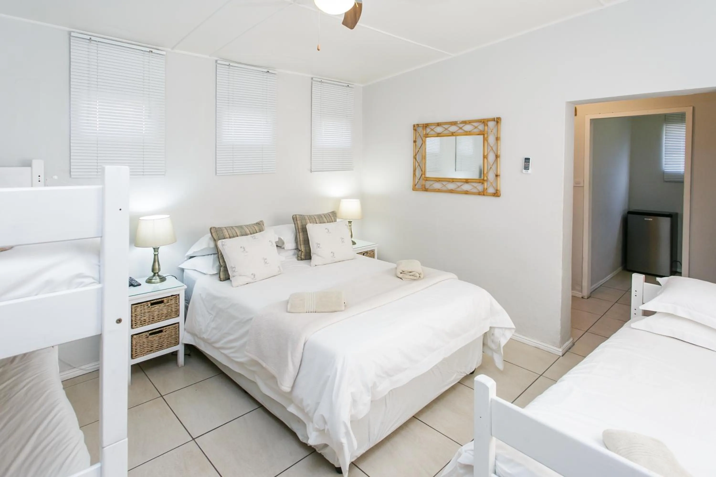 Bedroom, Bed in Wagon Wheel Country Lodge