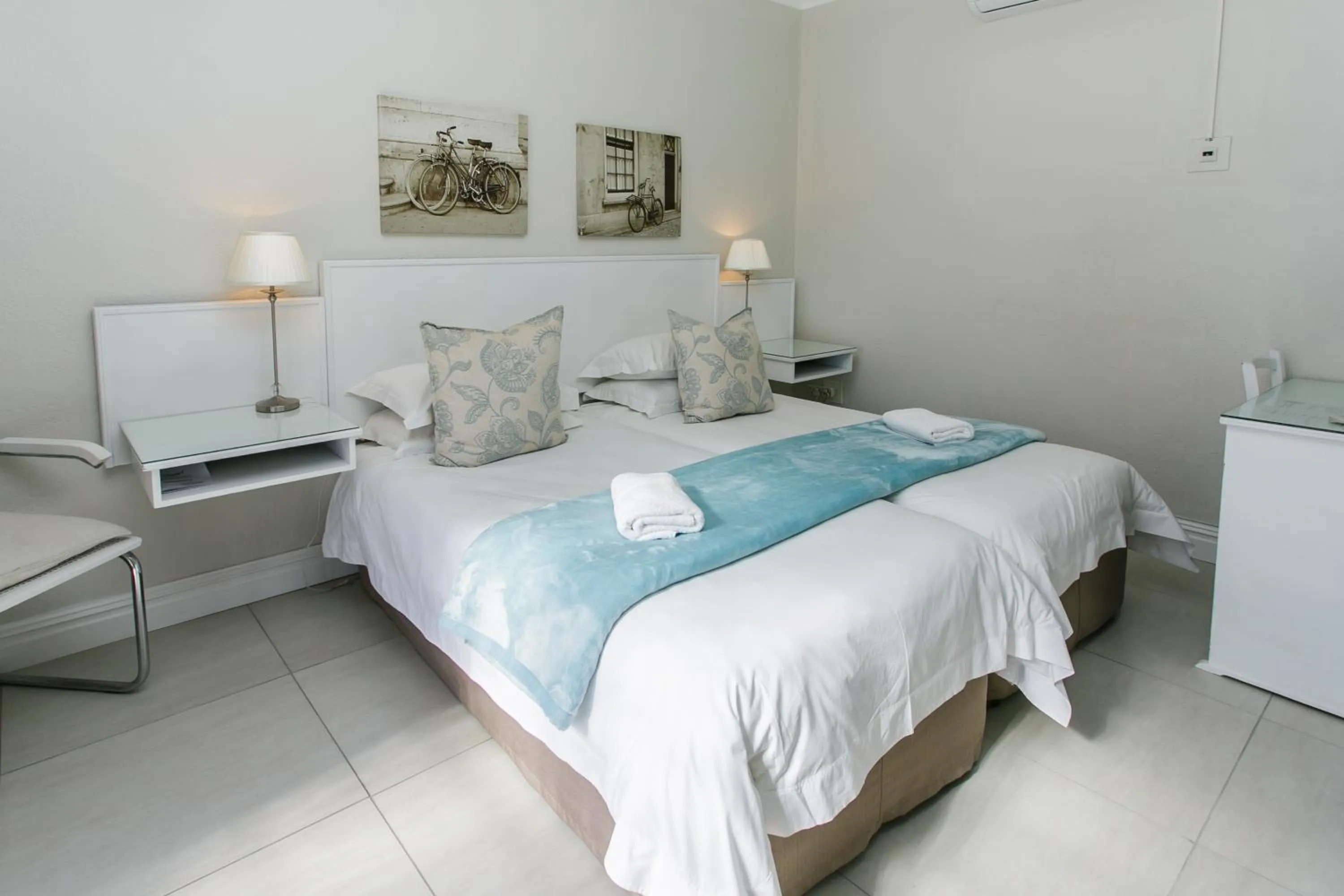 Bed in Wagon Wheel Country Lodge