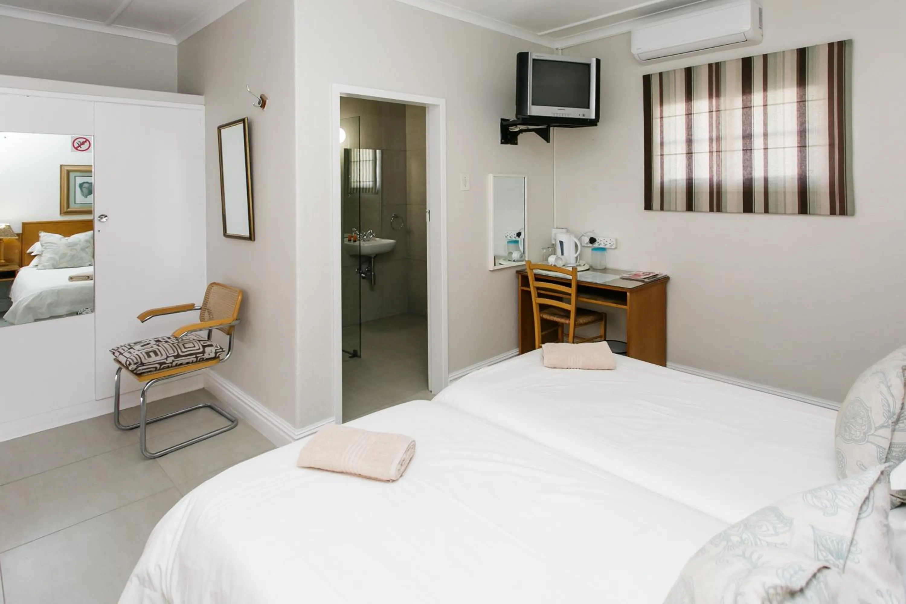Bedroom, Bed in Wagon Wheel Country Lodge