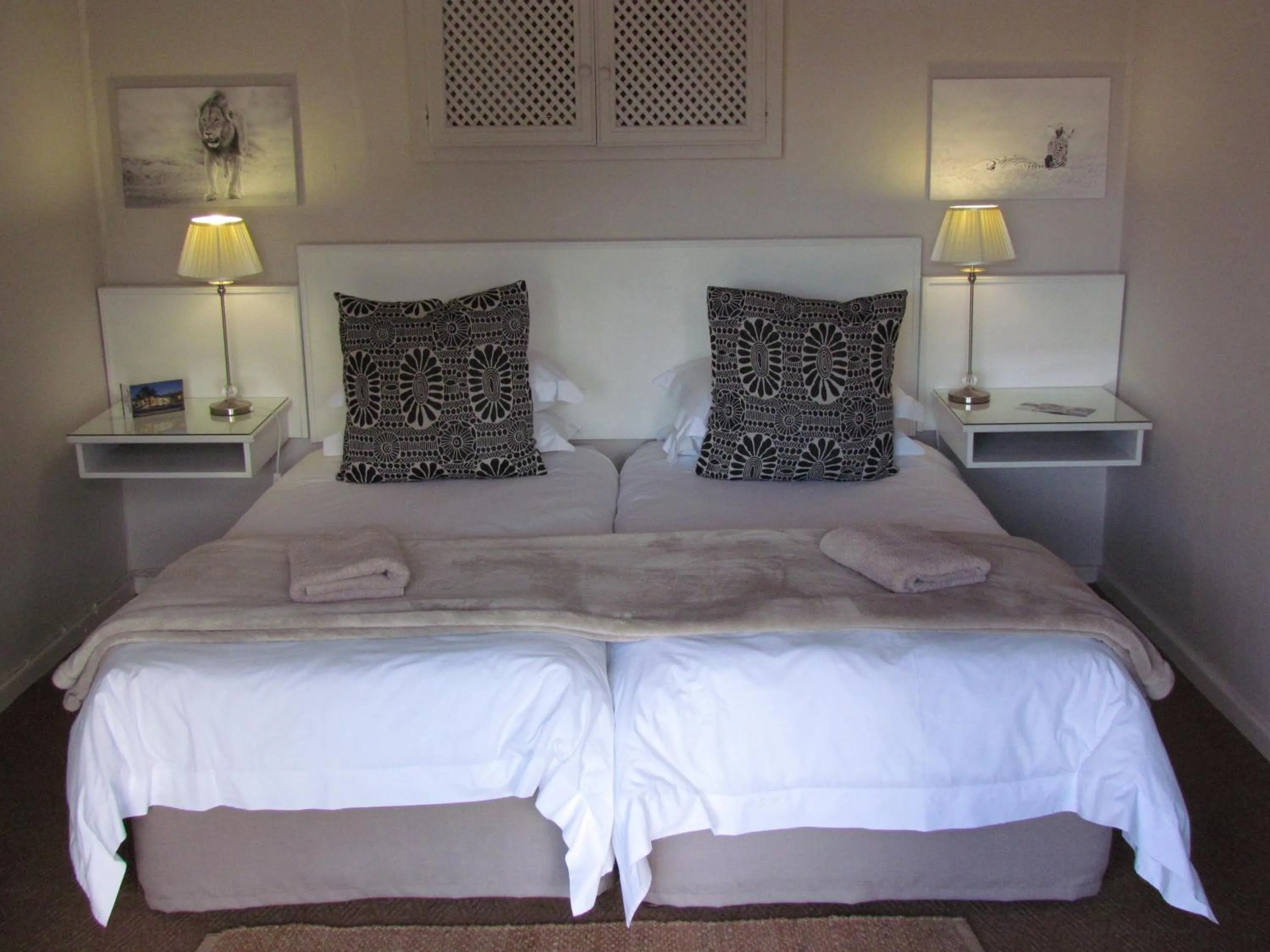 Bedroom, Bed in Wagon Wheel Country Lodge