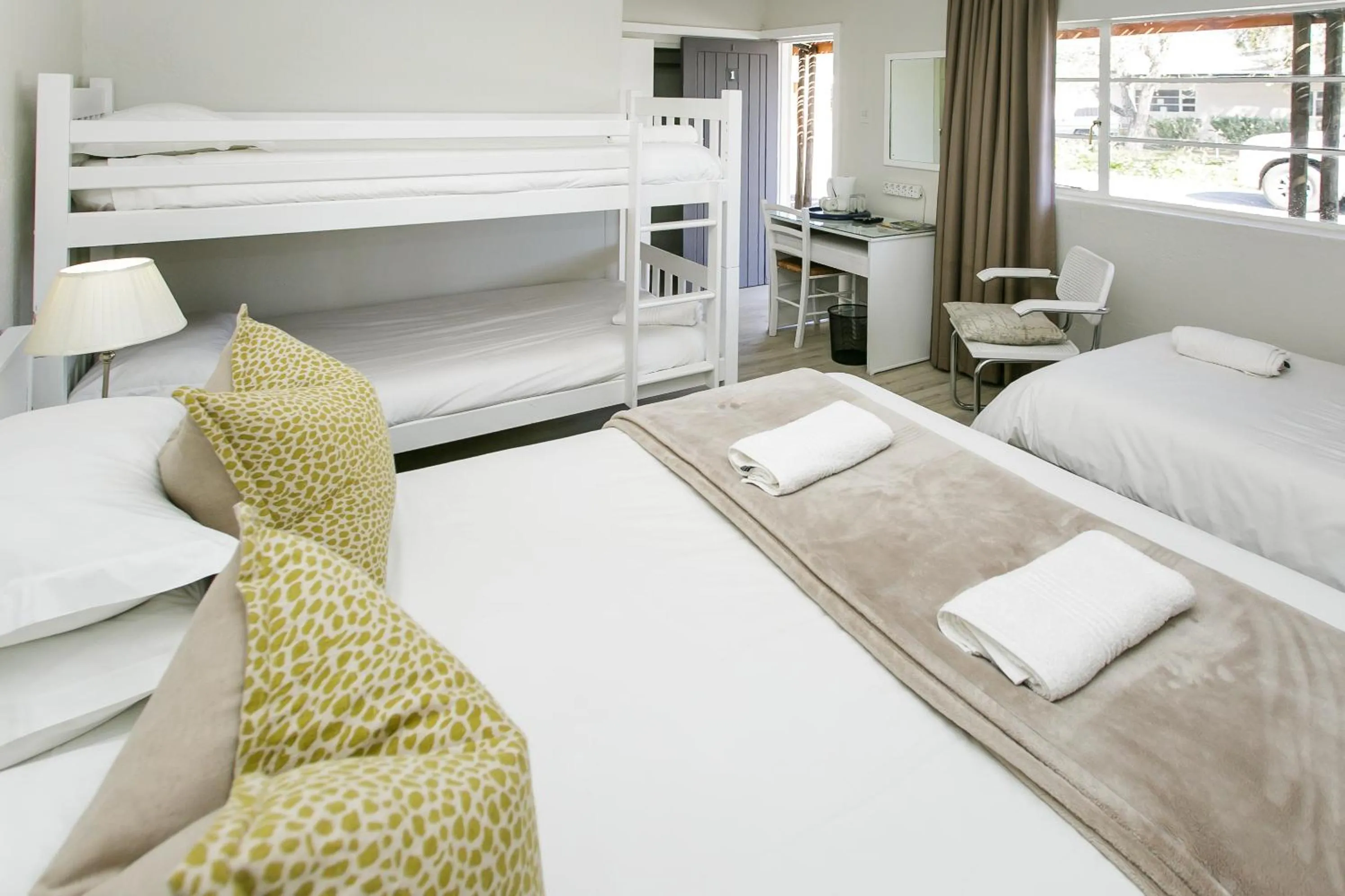 Bedroom, Bed in Wagon Wheel Country Lodge