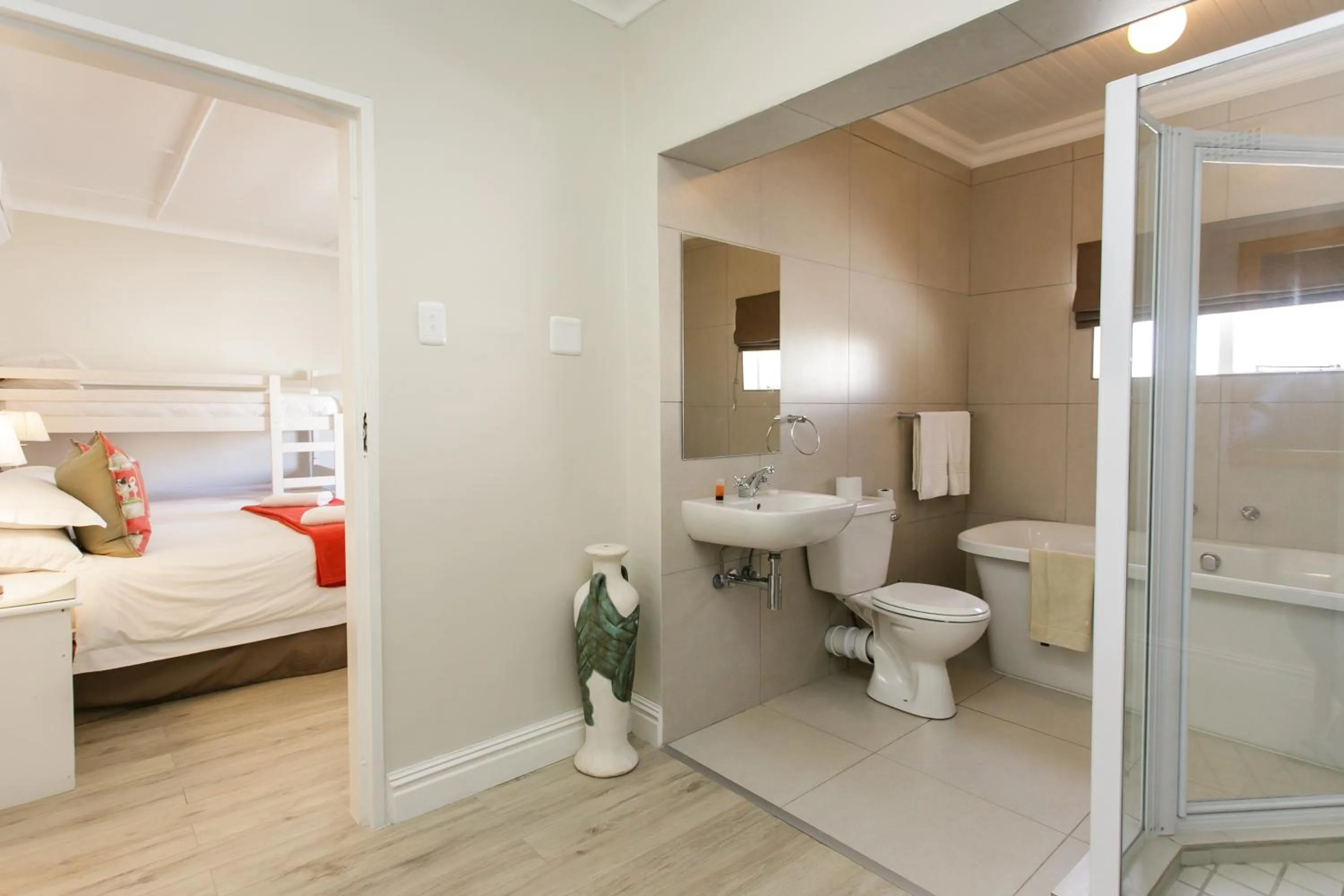 Bathroom, Bed in Wagon Wheel Country Lodge