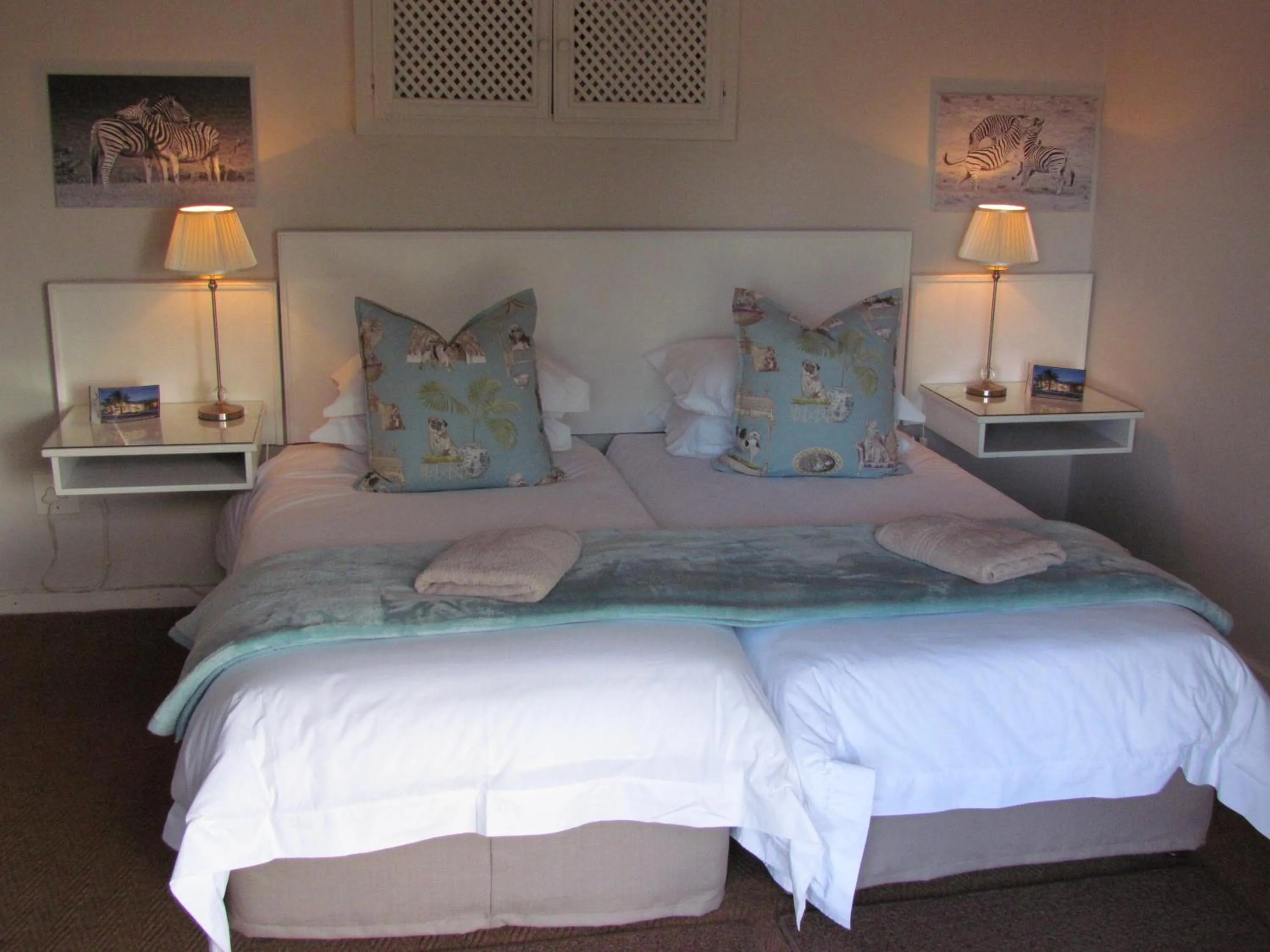 Bedroom, Bed in Wagon Wheel Country Lodge