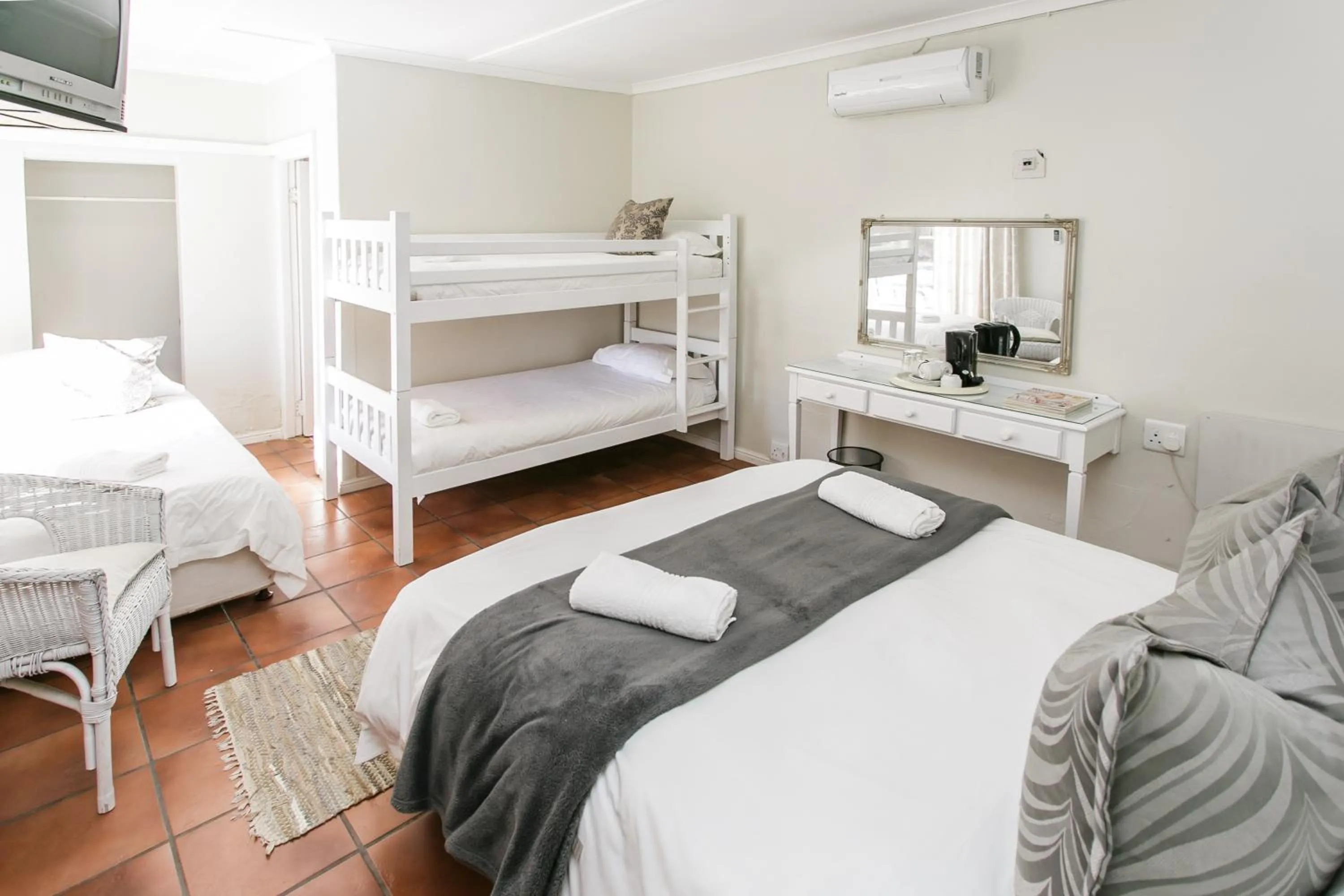 Bedroom, Bed in Wagon Wheel Country Lodge