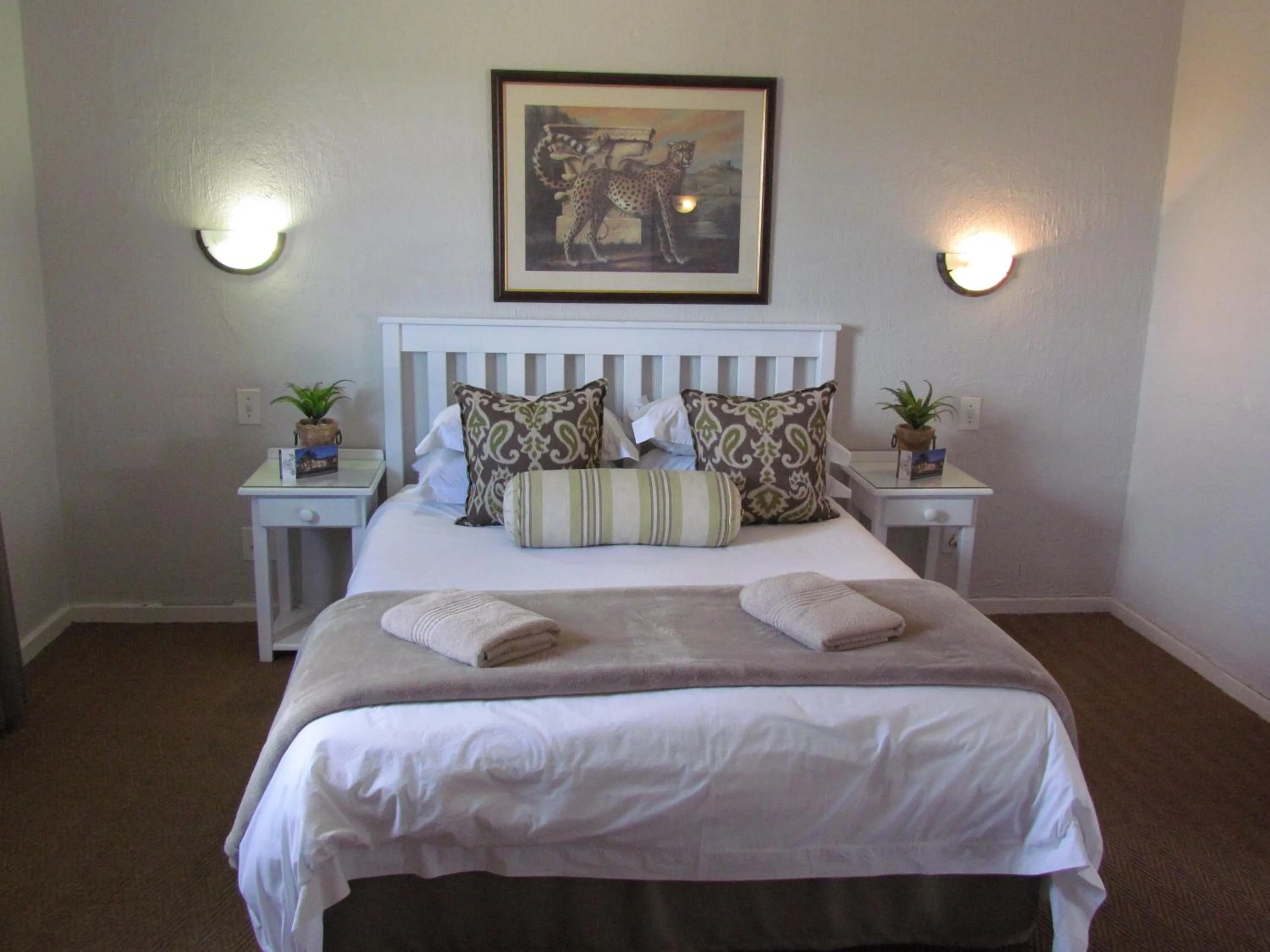 Bedroom, Bed in Wagon Wheel Country Lodge