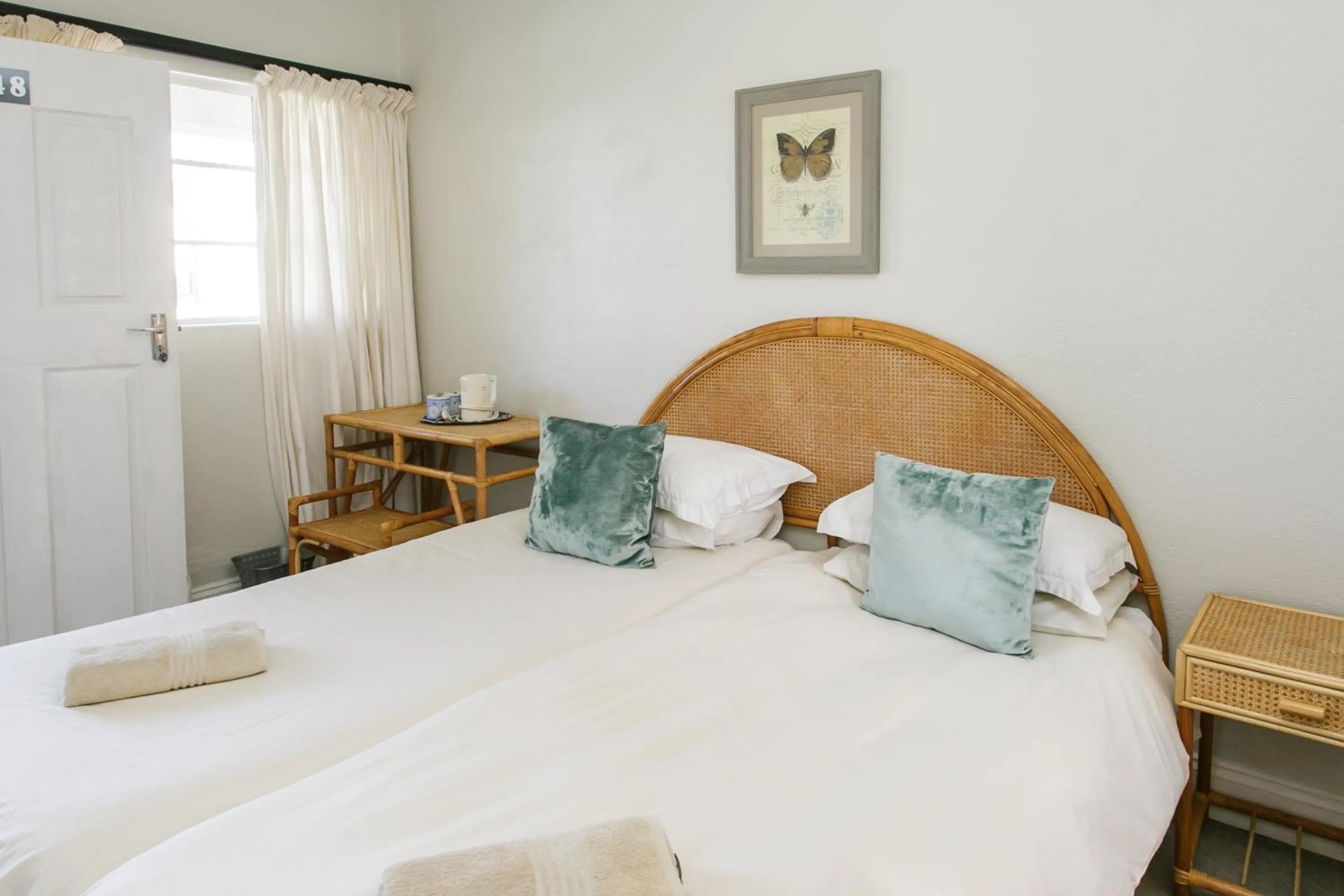 Bedroom, Bed in Wagon Wheel Country Lodge